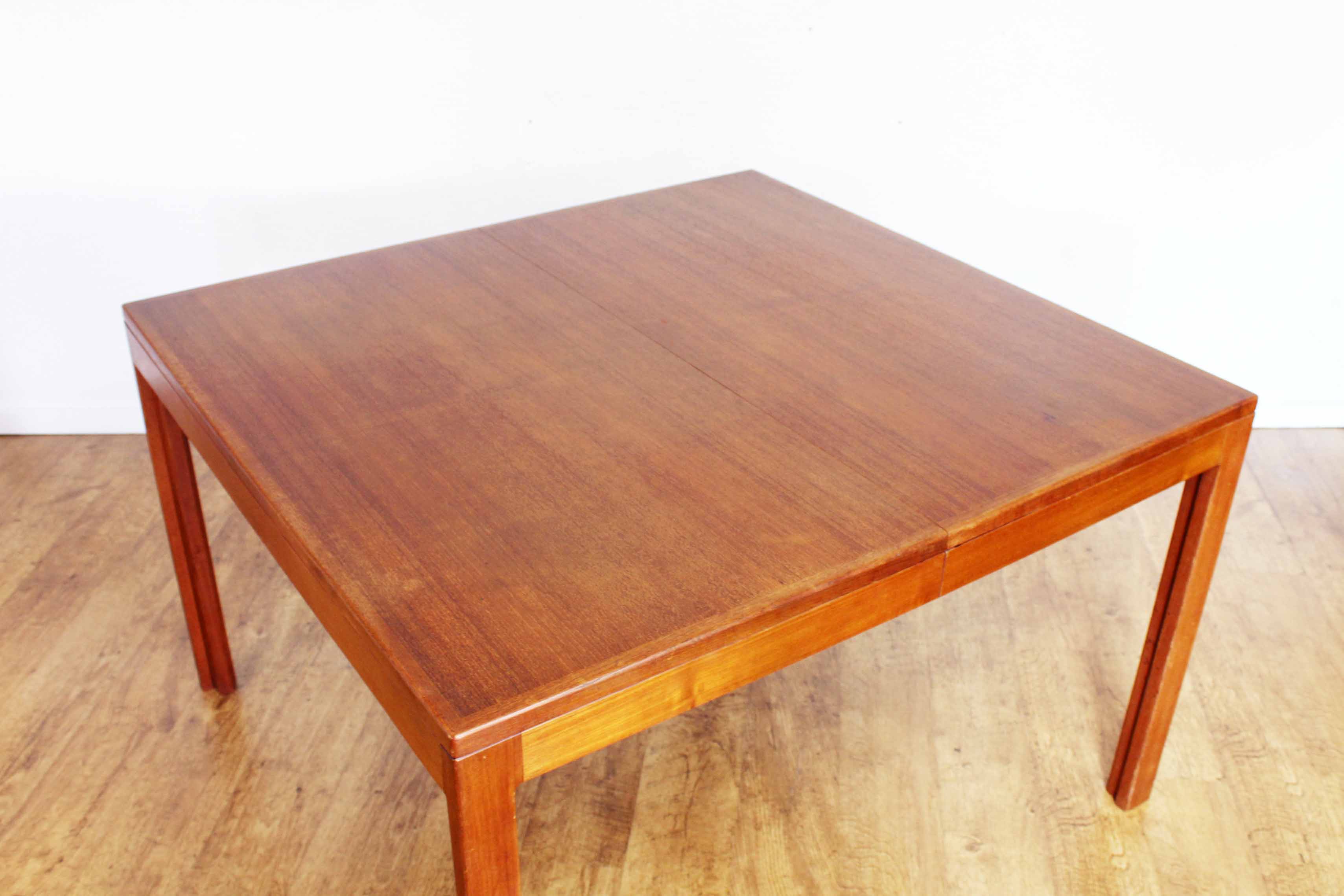 Table scandinave extensible en teck 4 à 10 personnes