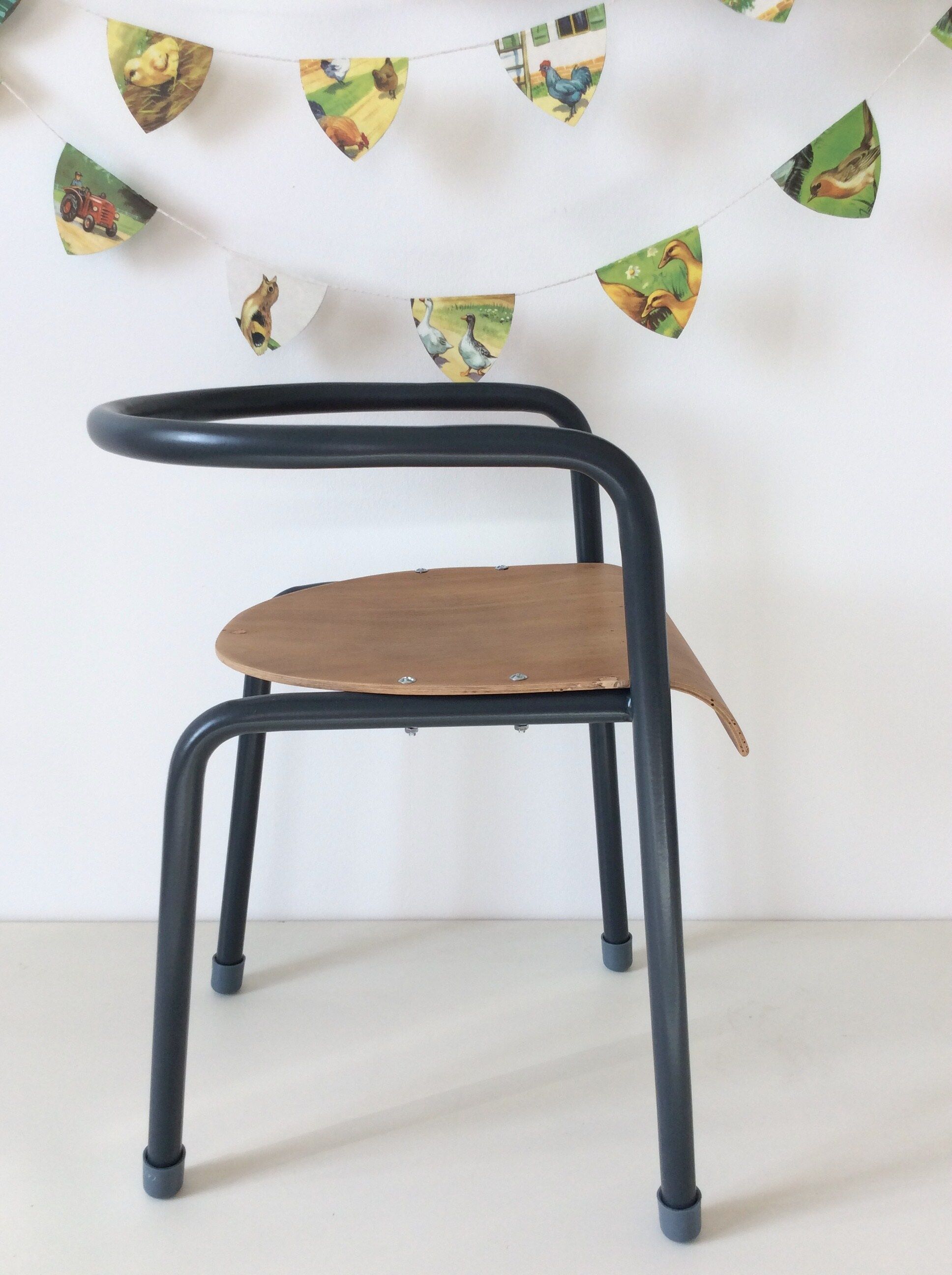 Chaise maternelle vintage métal gris anthracite bois