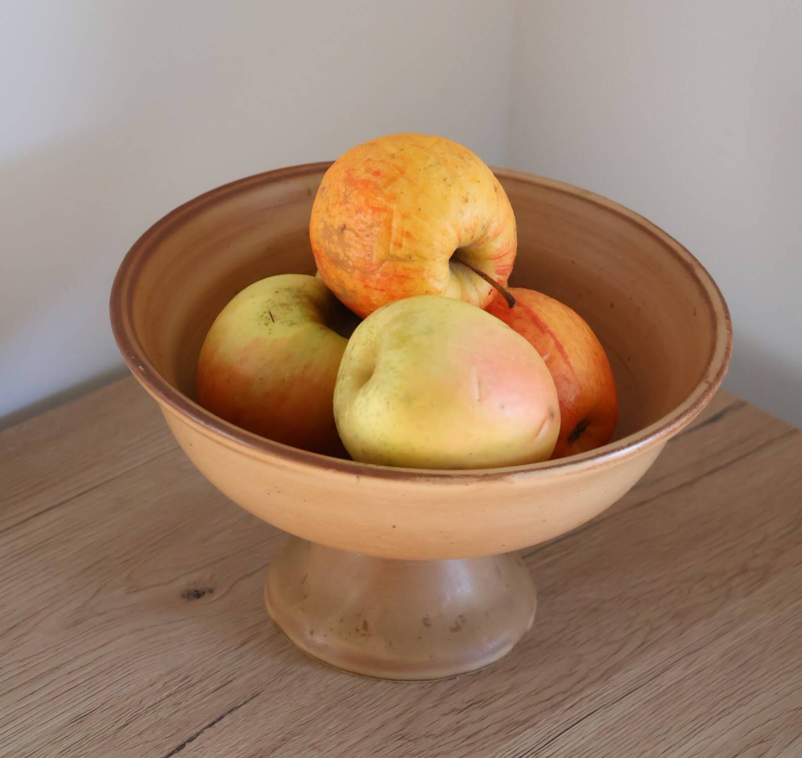 Compotier or fruit bowl on round terracotta base