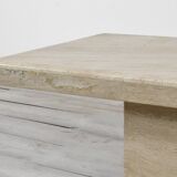 Table basse minimaliste géométrique en travertin italien des années 1970. Style vintage et moderne.