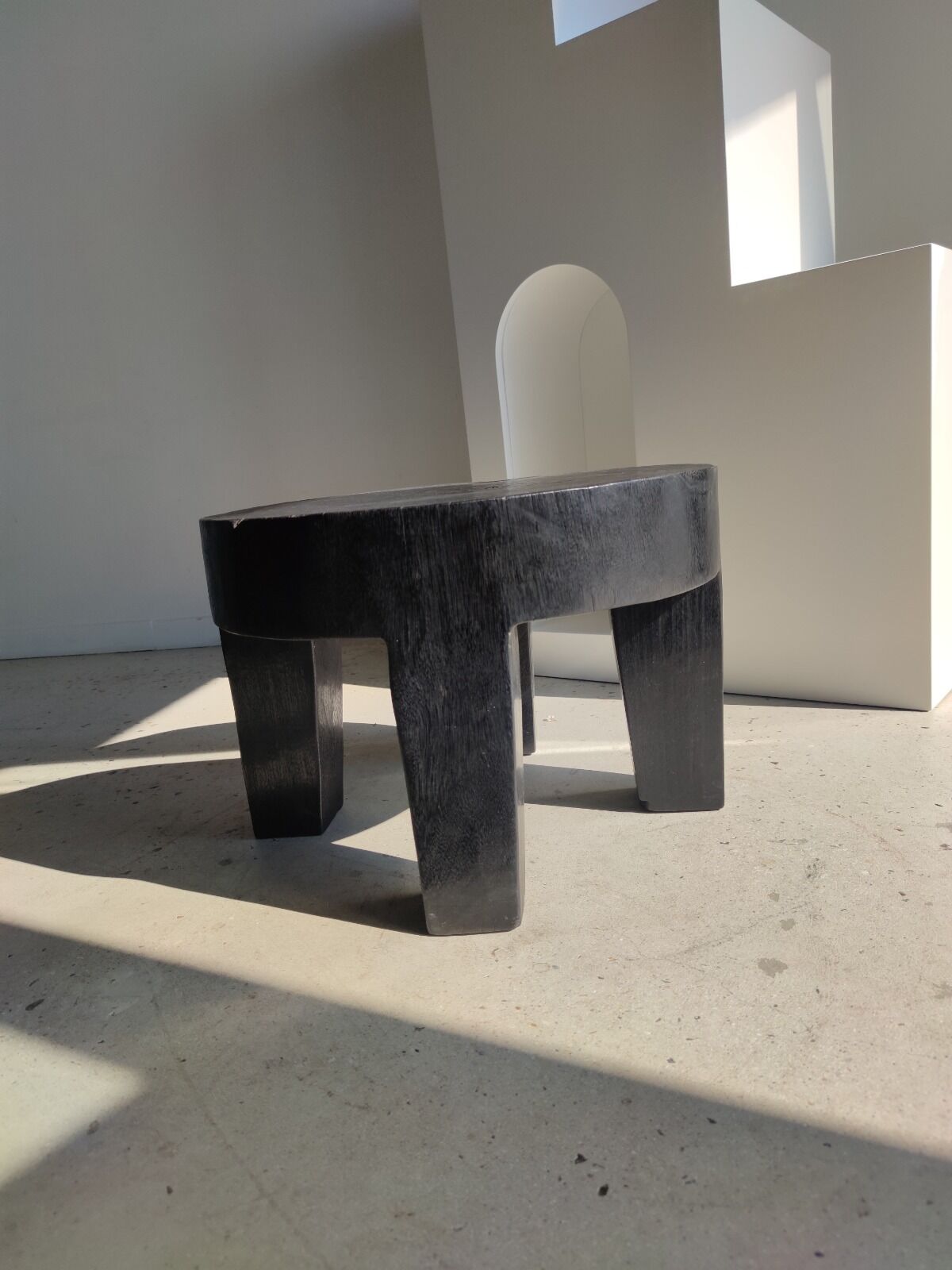 Quadripod coffee table in black monoxyl solid wood