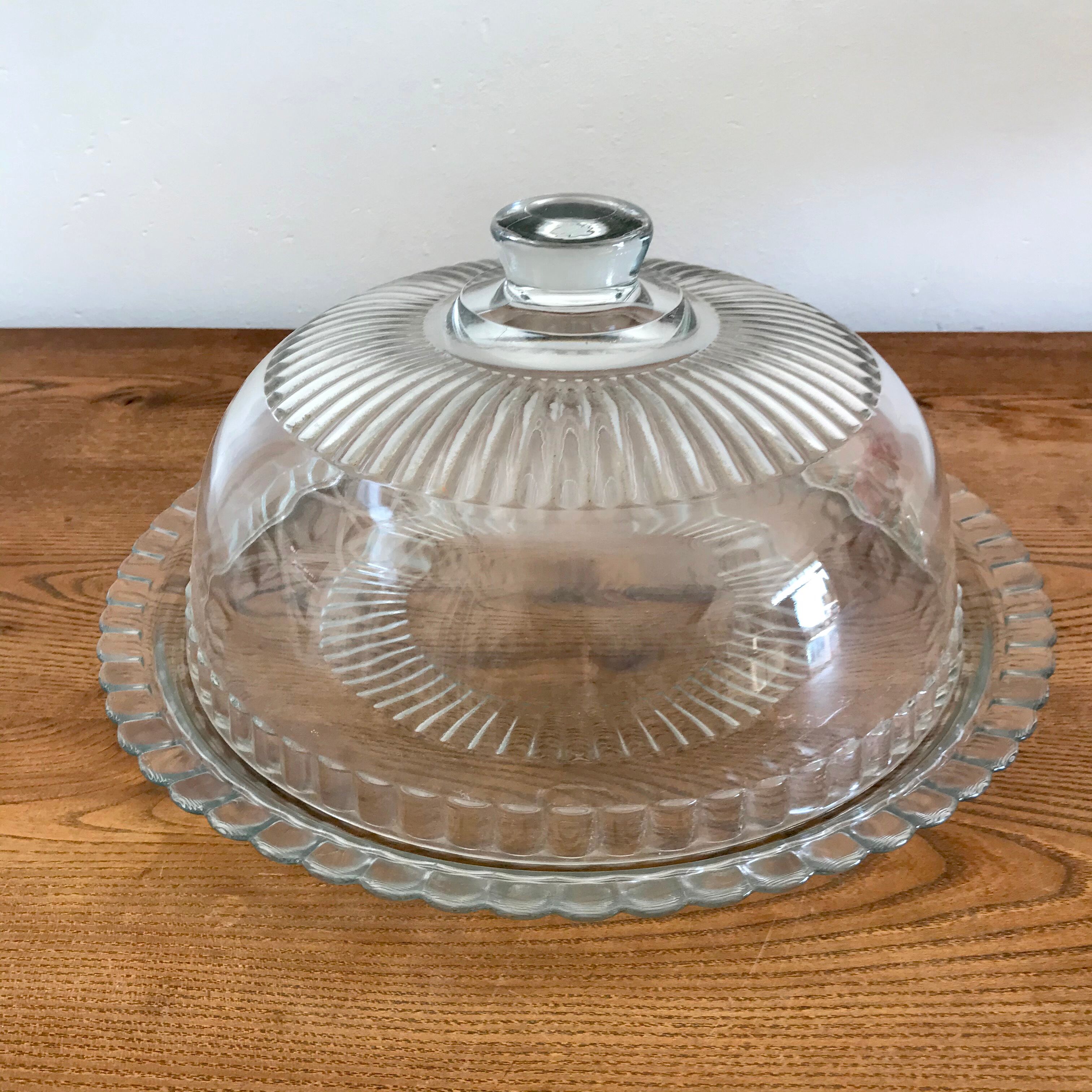 Bell and glass tray plate plate