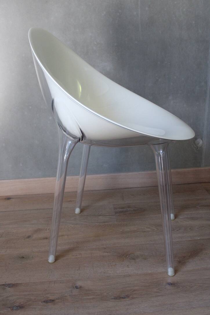 Set of 4 Mr Impossible white chairs by Philippe STARCK for Kartell.