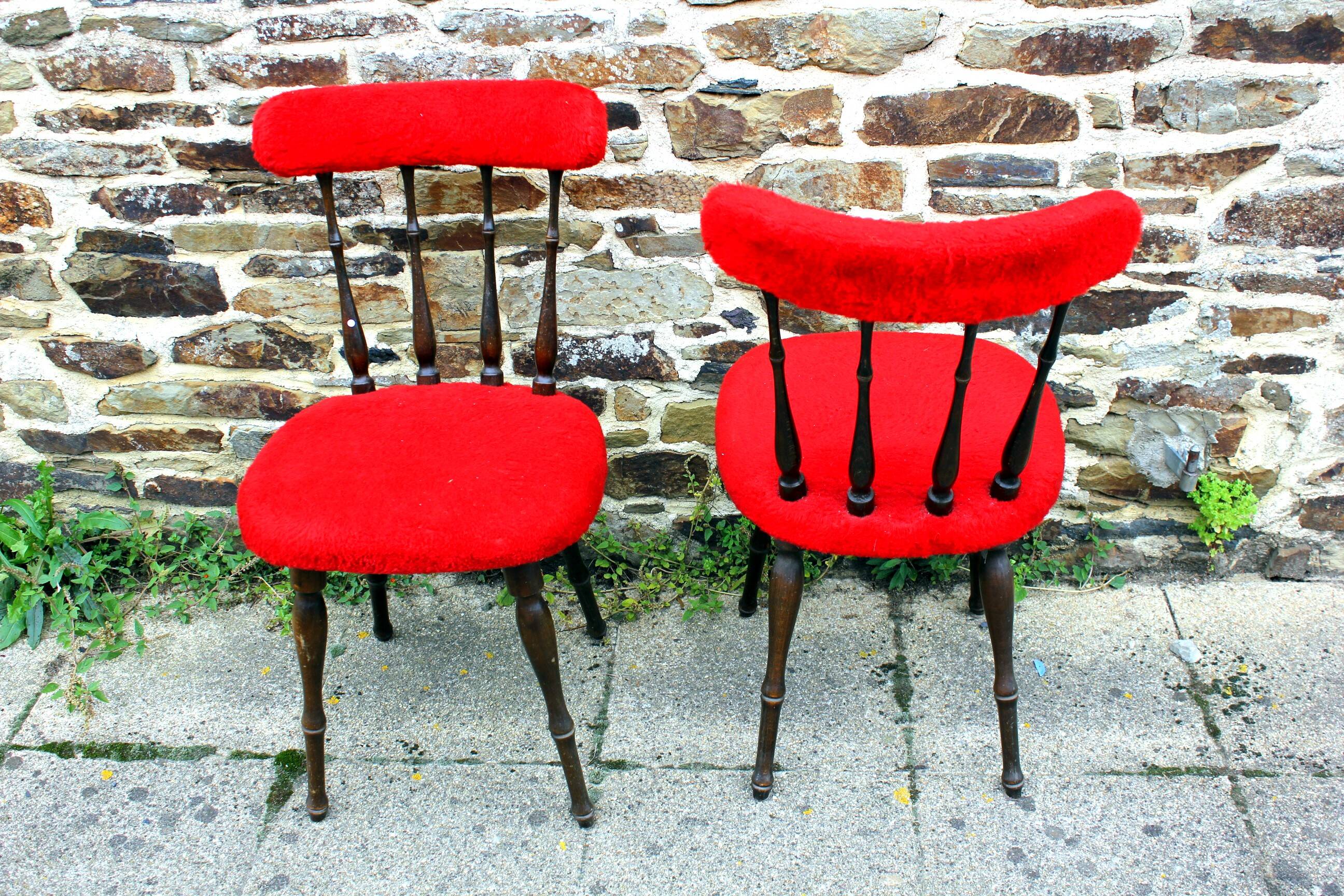 Paire de chaise moumoute rouge année 70