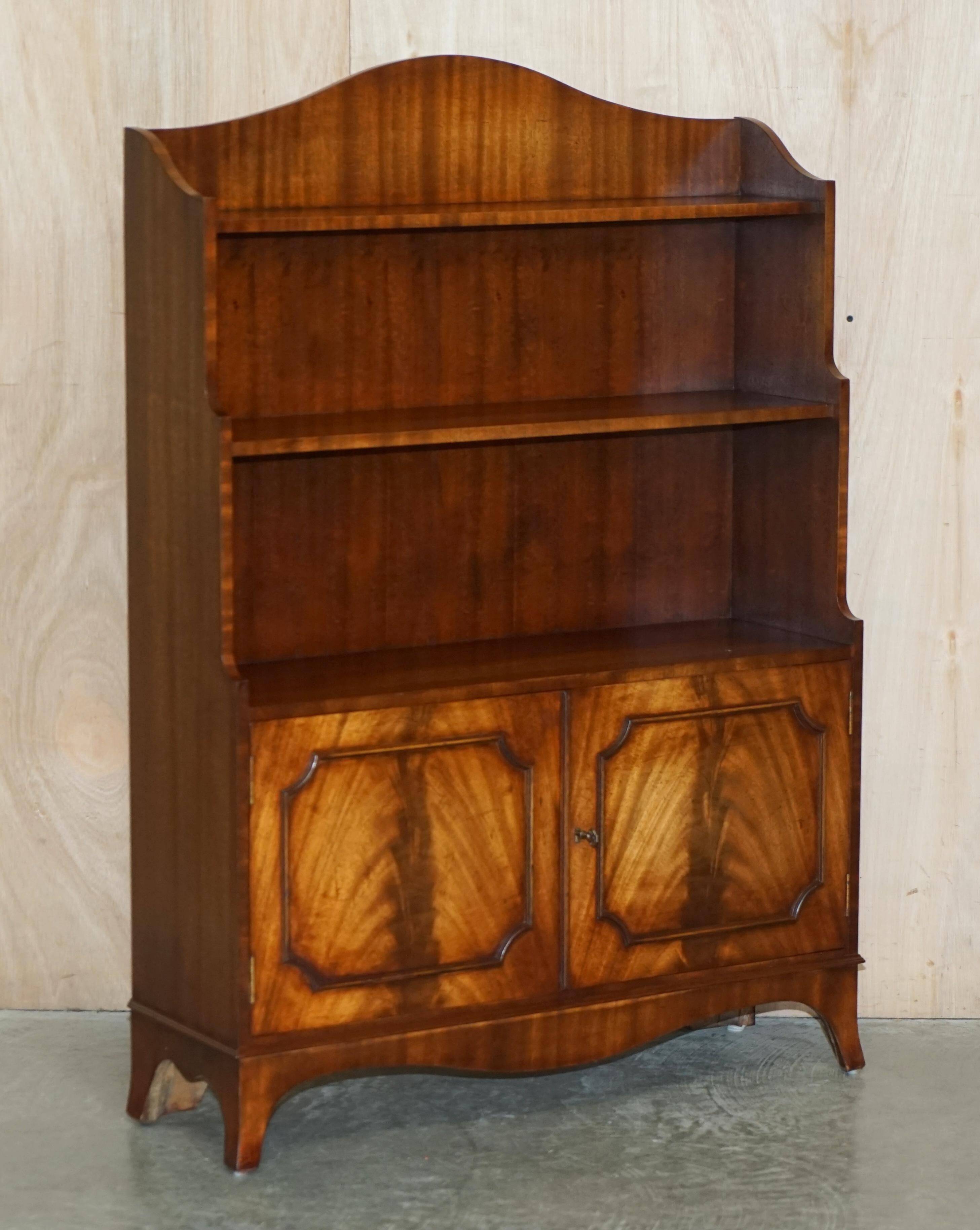 Pair of Open Low Bookcases in Flamed Mahogany