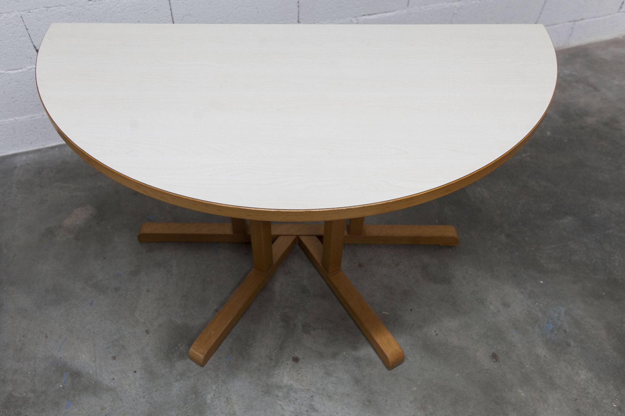 Rare set de 6 tables Baumann 1990, 80x120 et demi lune 120cm