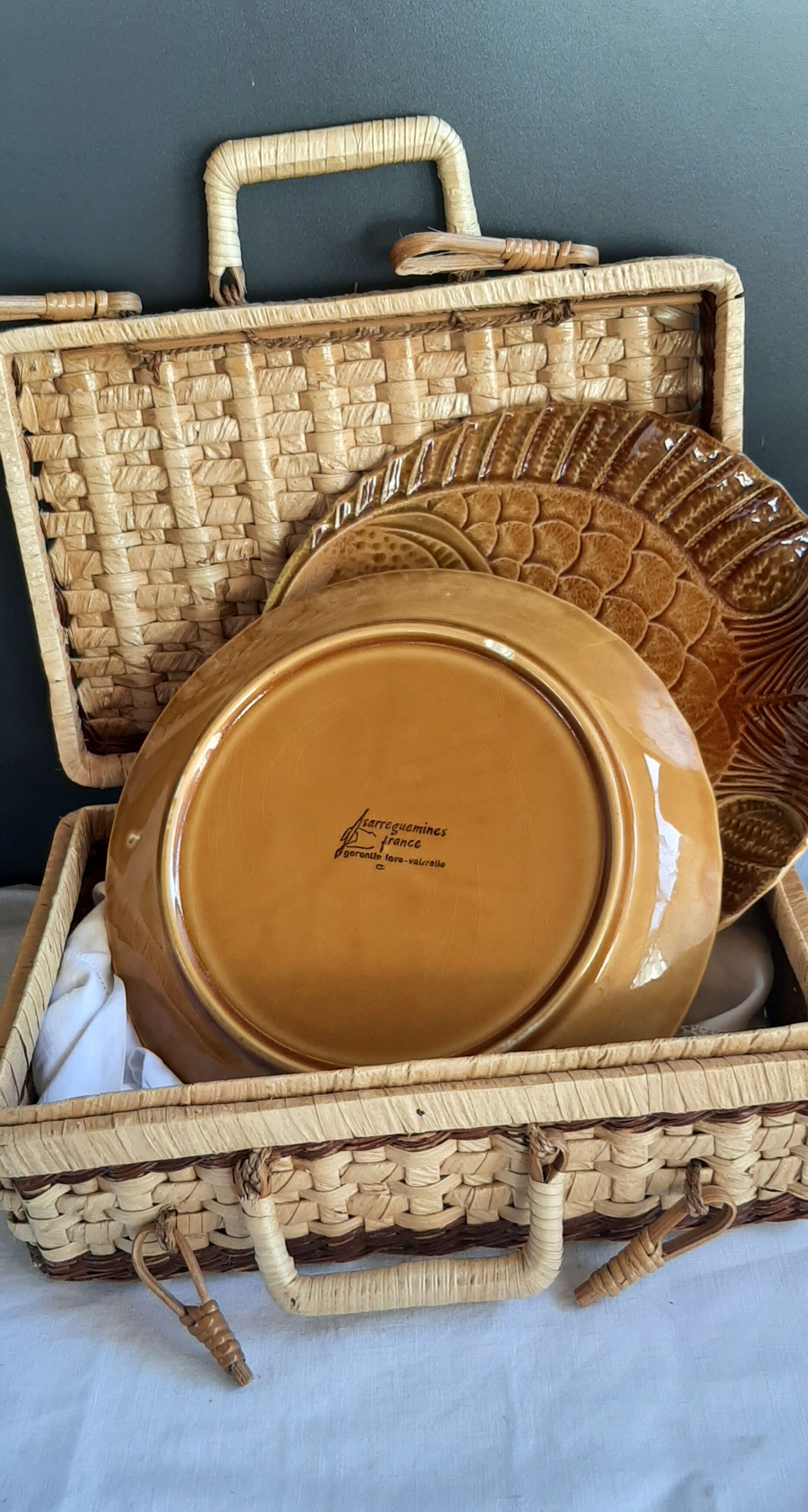 Lot de 2 assiettes en barbotine