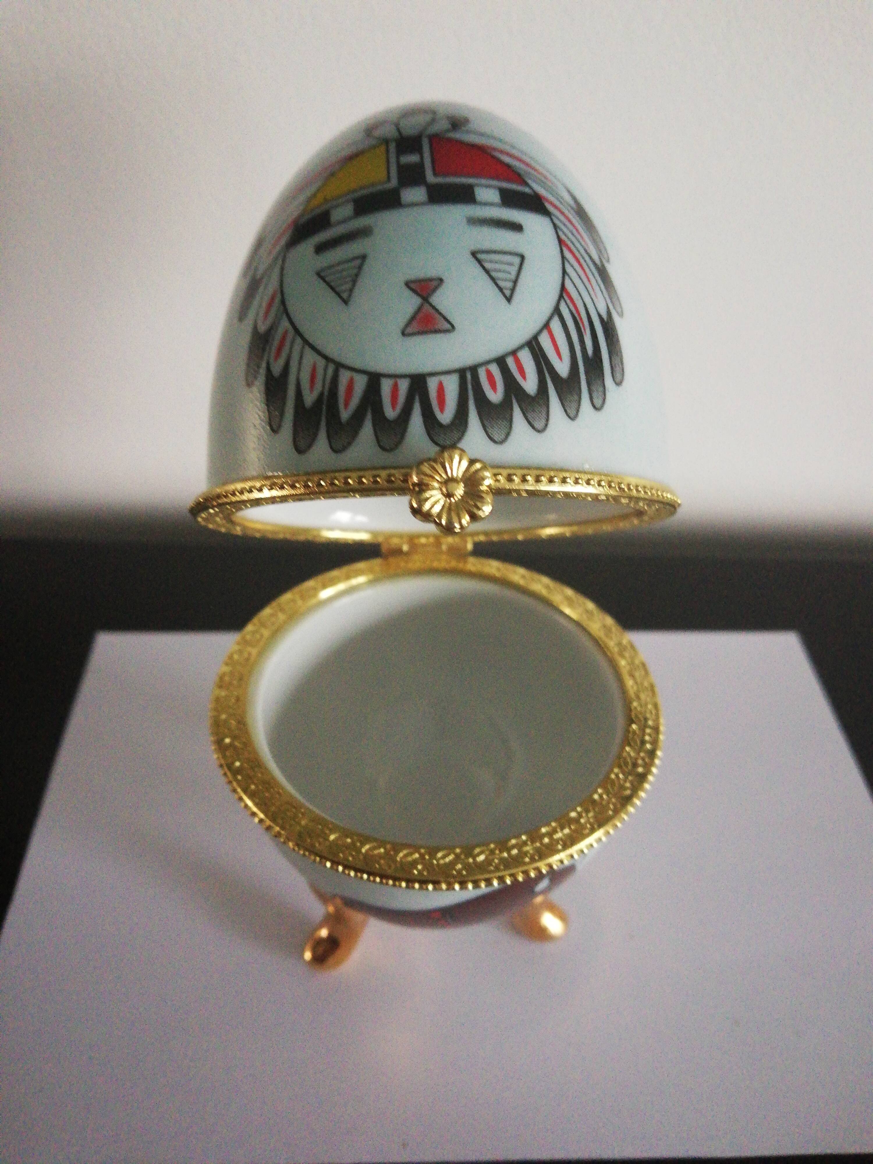 Sky blue porcelain egg box animals