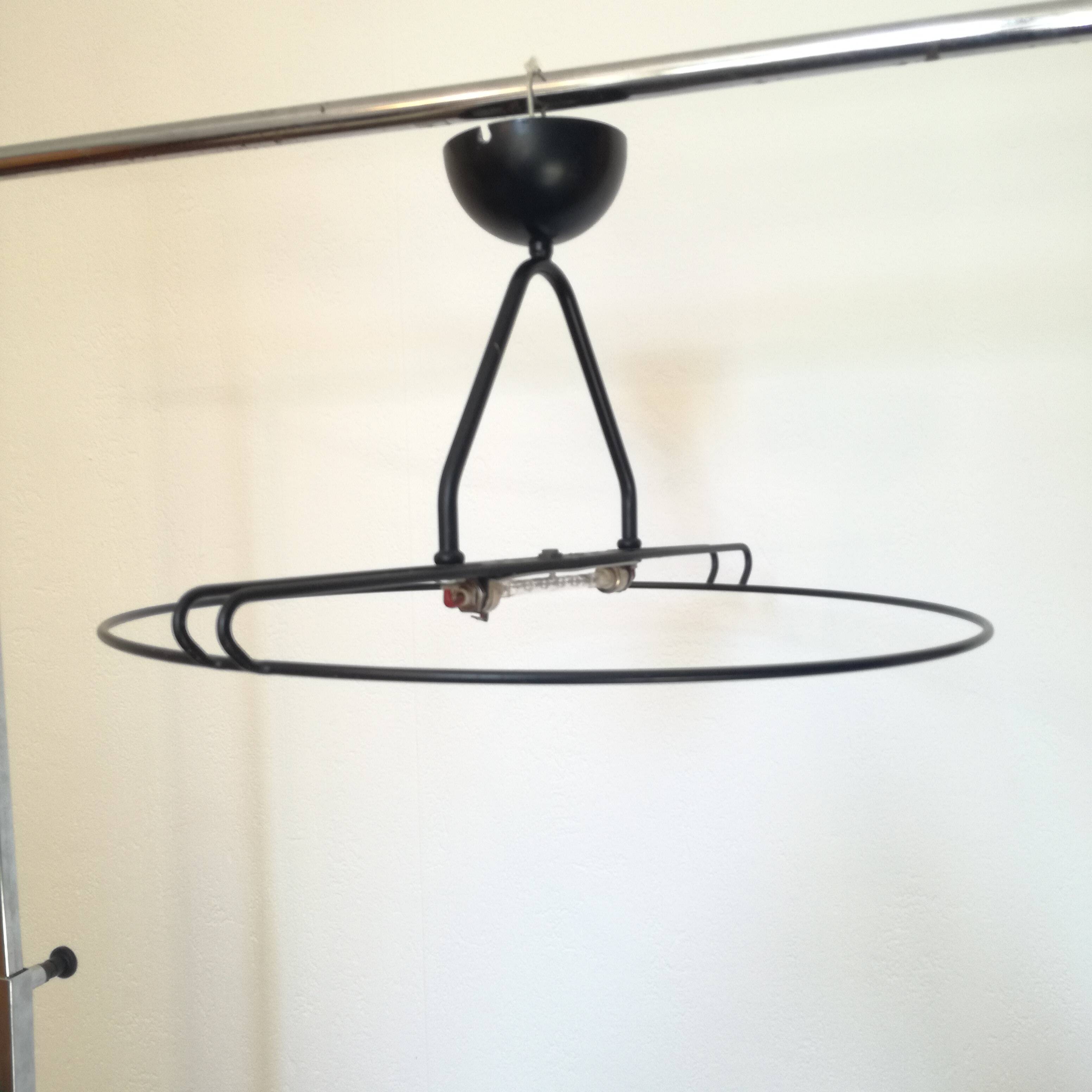 Glass saucer suspension on wire structure