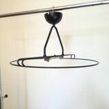 Glass saucer suspension on wire structure