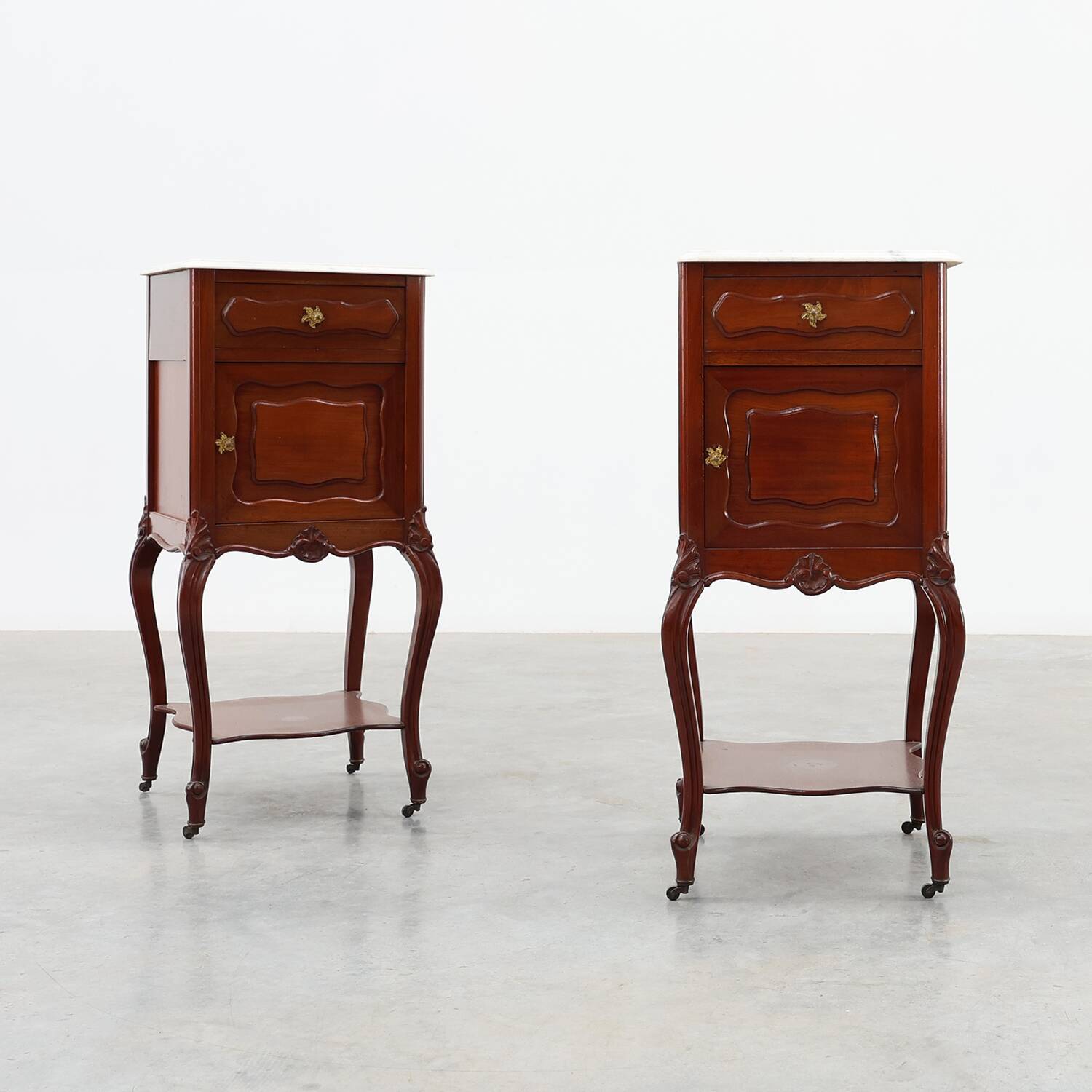 Paire de tables de nuit en noyer de style Louis XV avec des plateaux en marbre de Carrare, France