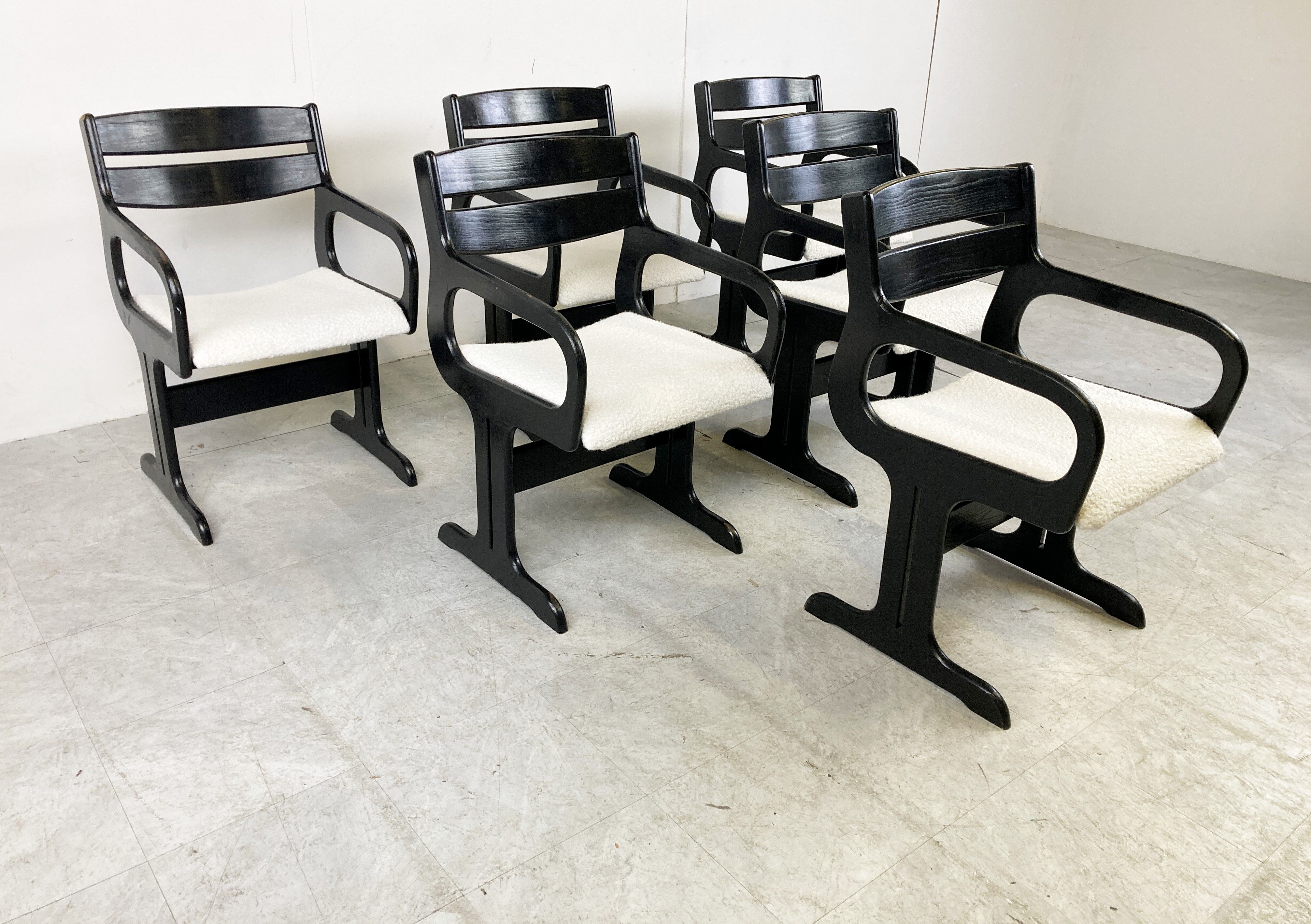 Chaises de salle à manger en bois noir du milieu du siècle, années 1970