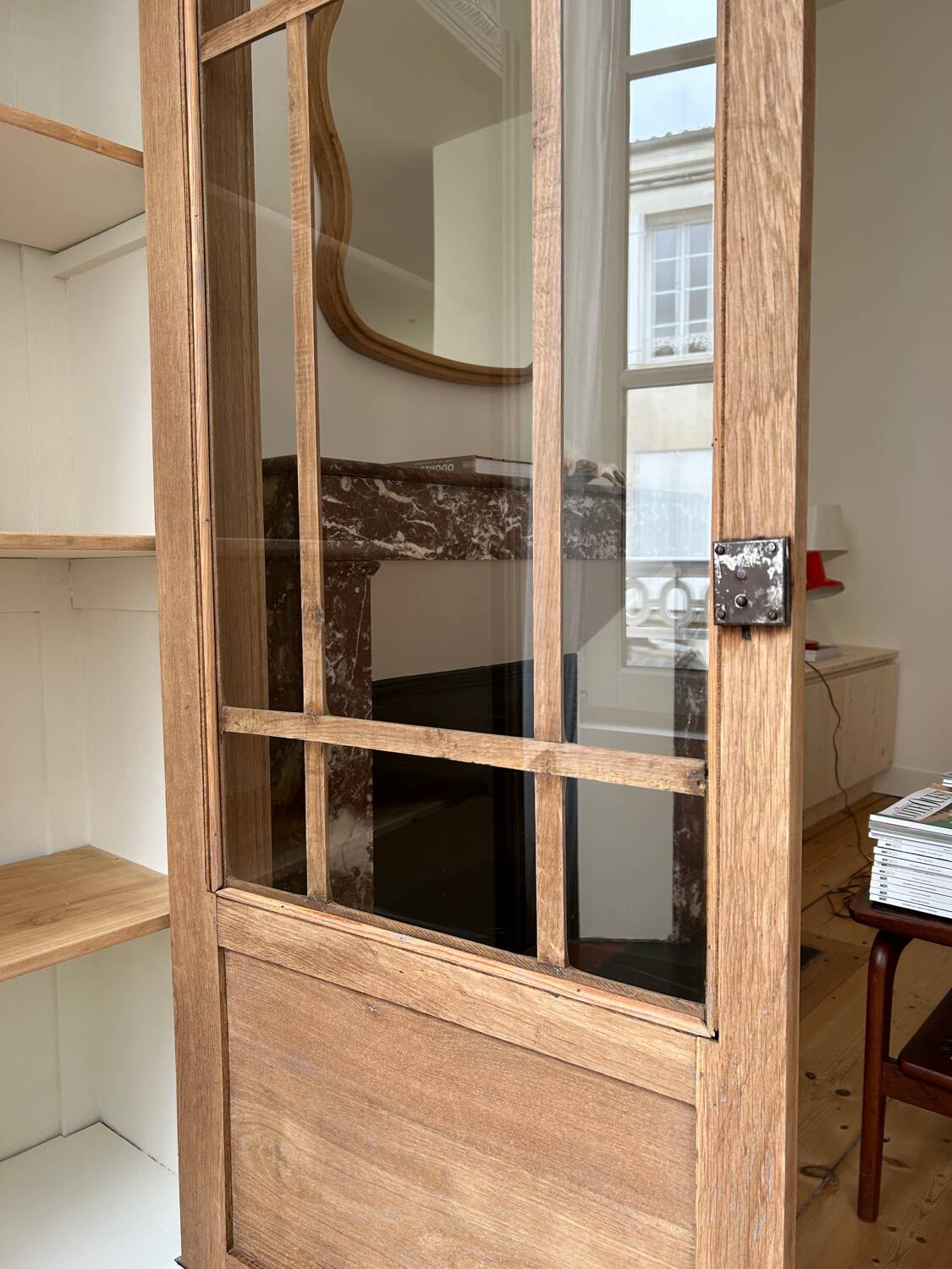 Glass cabinet in raw oak