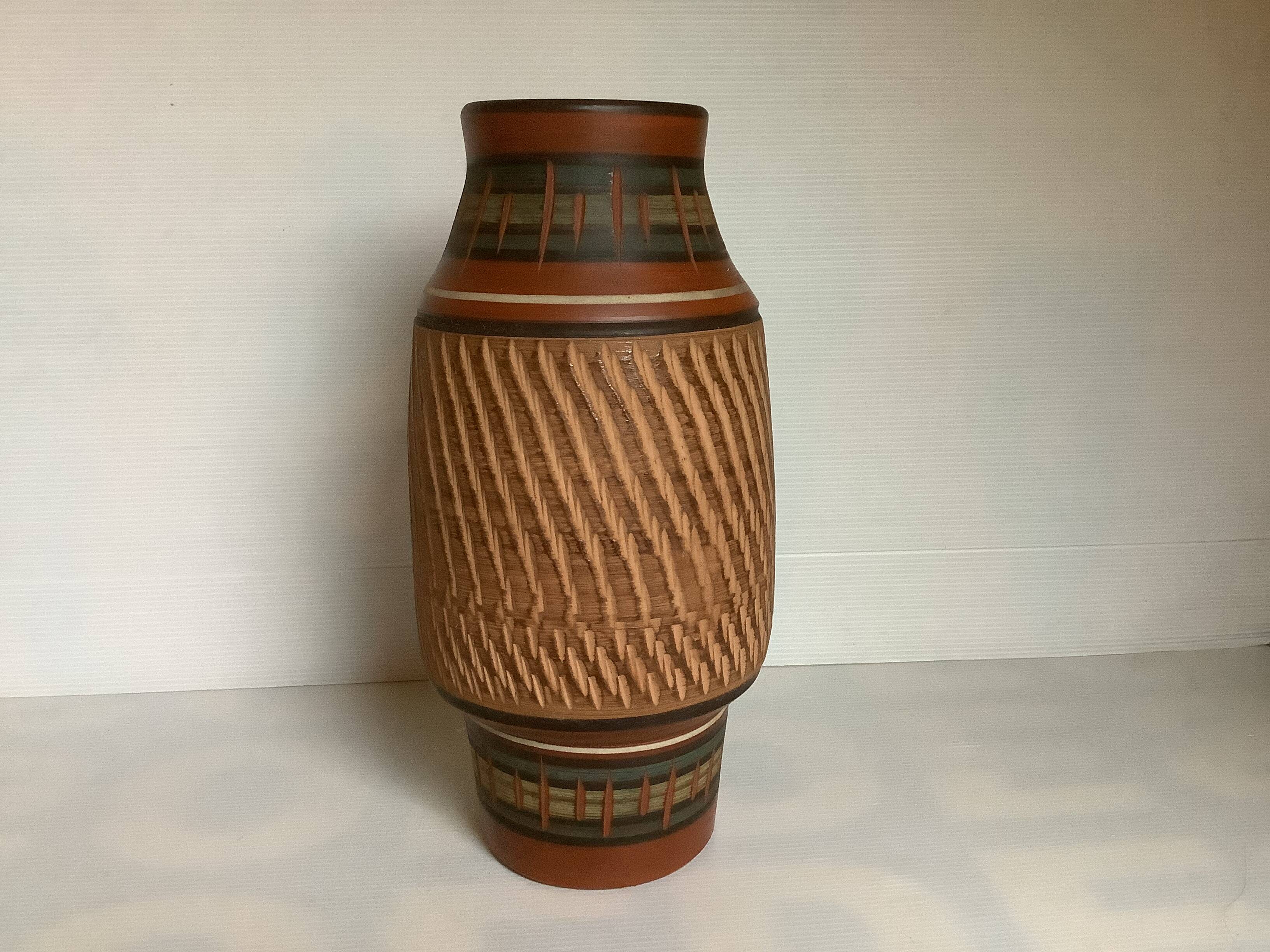 Homvombeit terra cotta vase