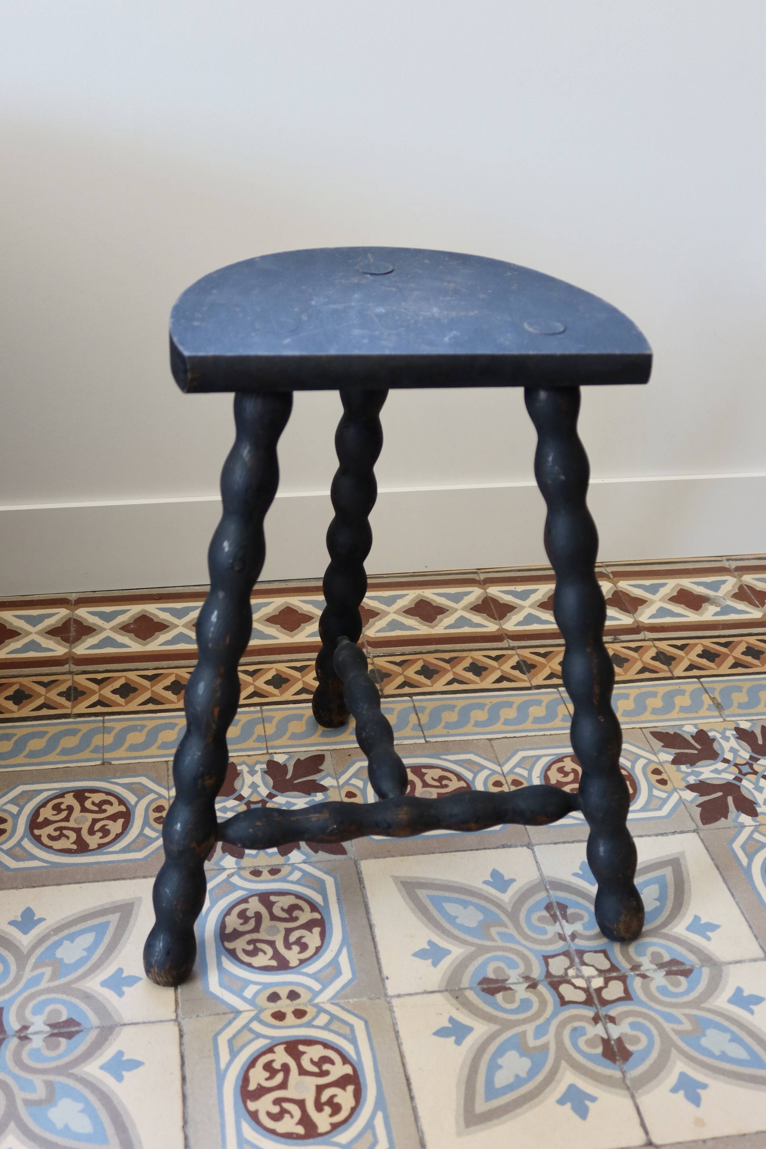 Antique tripod stool in turned wood, painted black – Half-moon seat