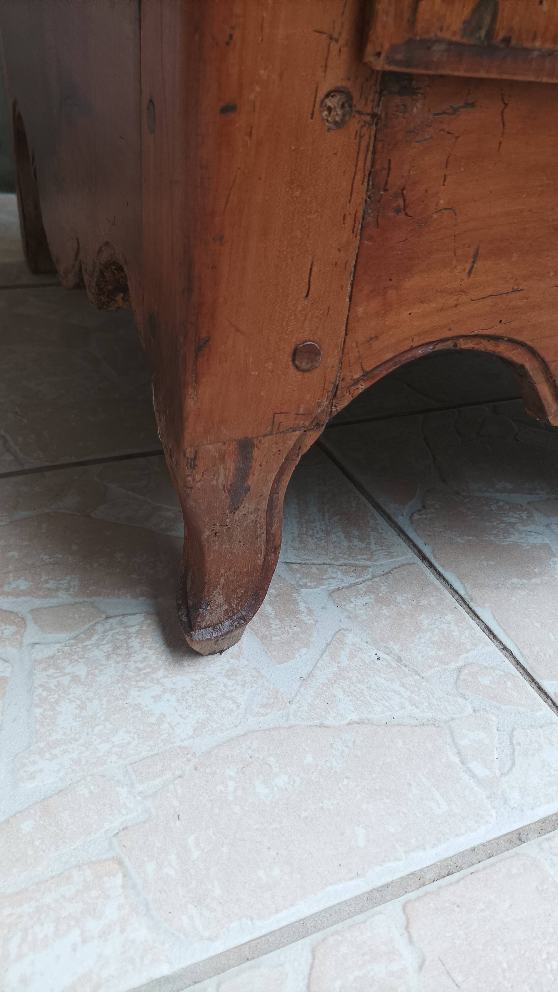 Cabinet vendéen homme debout louis xv en merisier