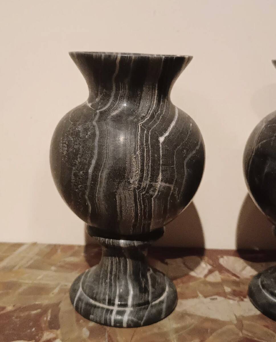 Pair of black serpentine marble vase-urns, early 20th century, Empire style