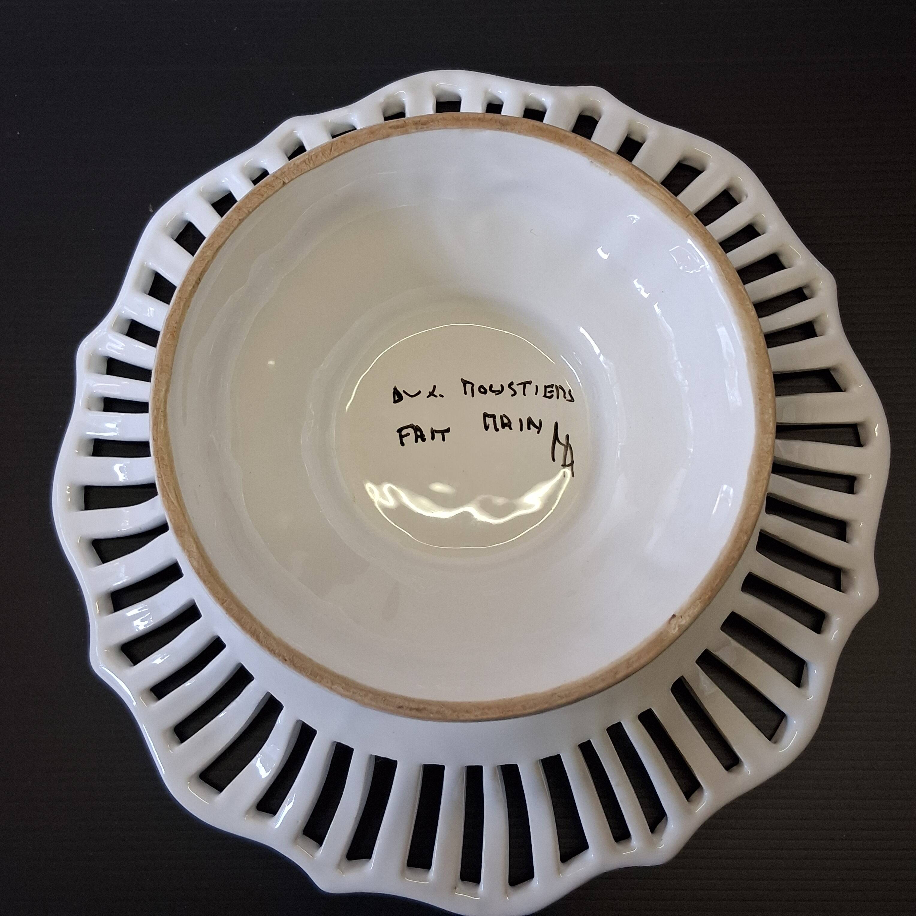 Very nice fruit bowl "Vieux Moustiers" in very good condition.