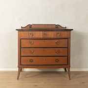 Commode classique des années 1920 en marron foncé.