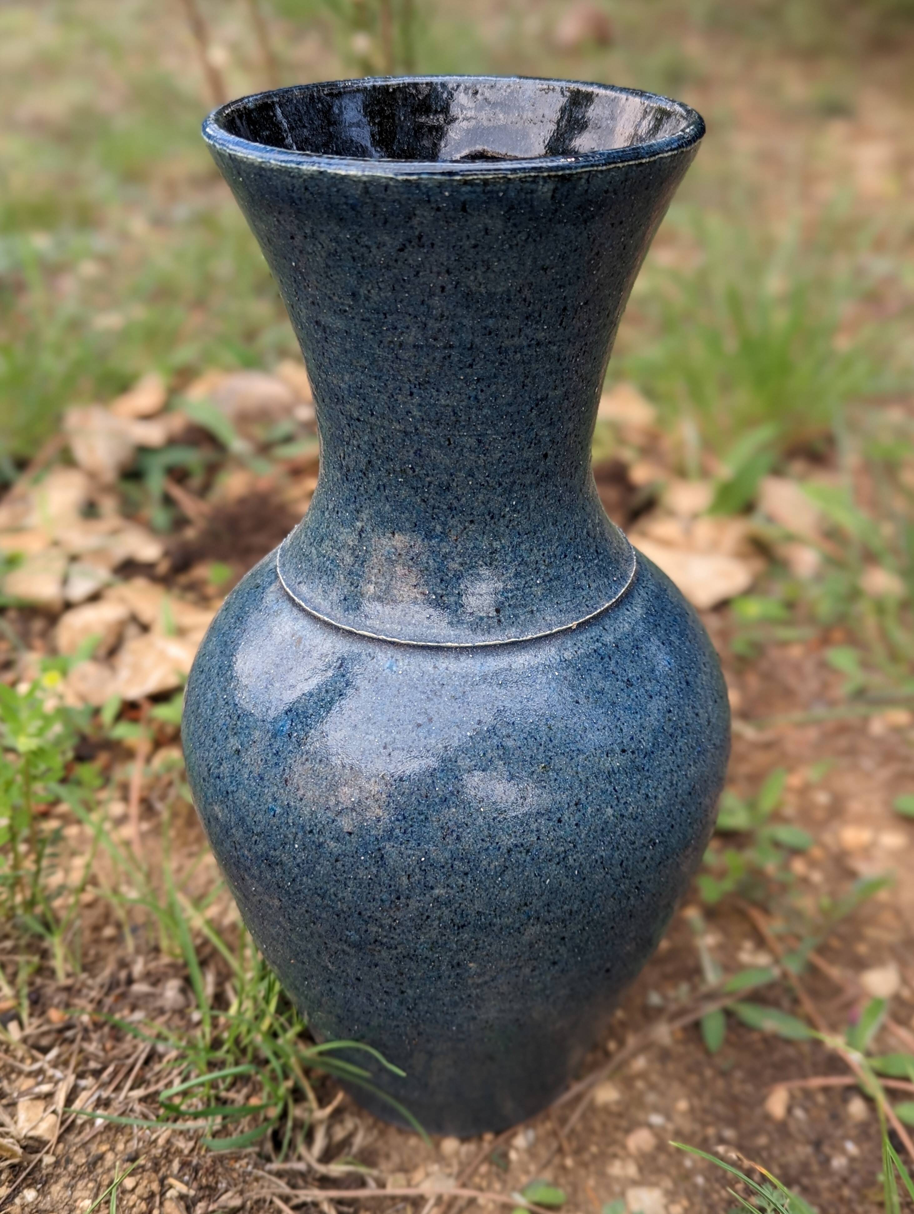 Accolay, ceramic vase