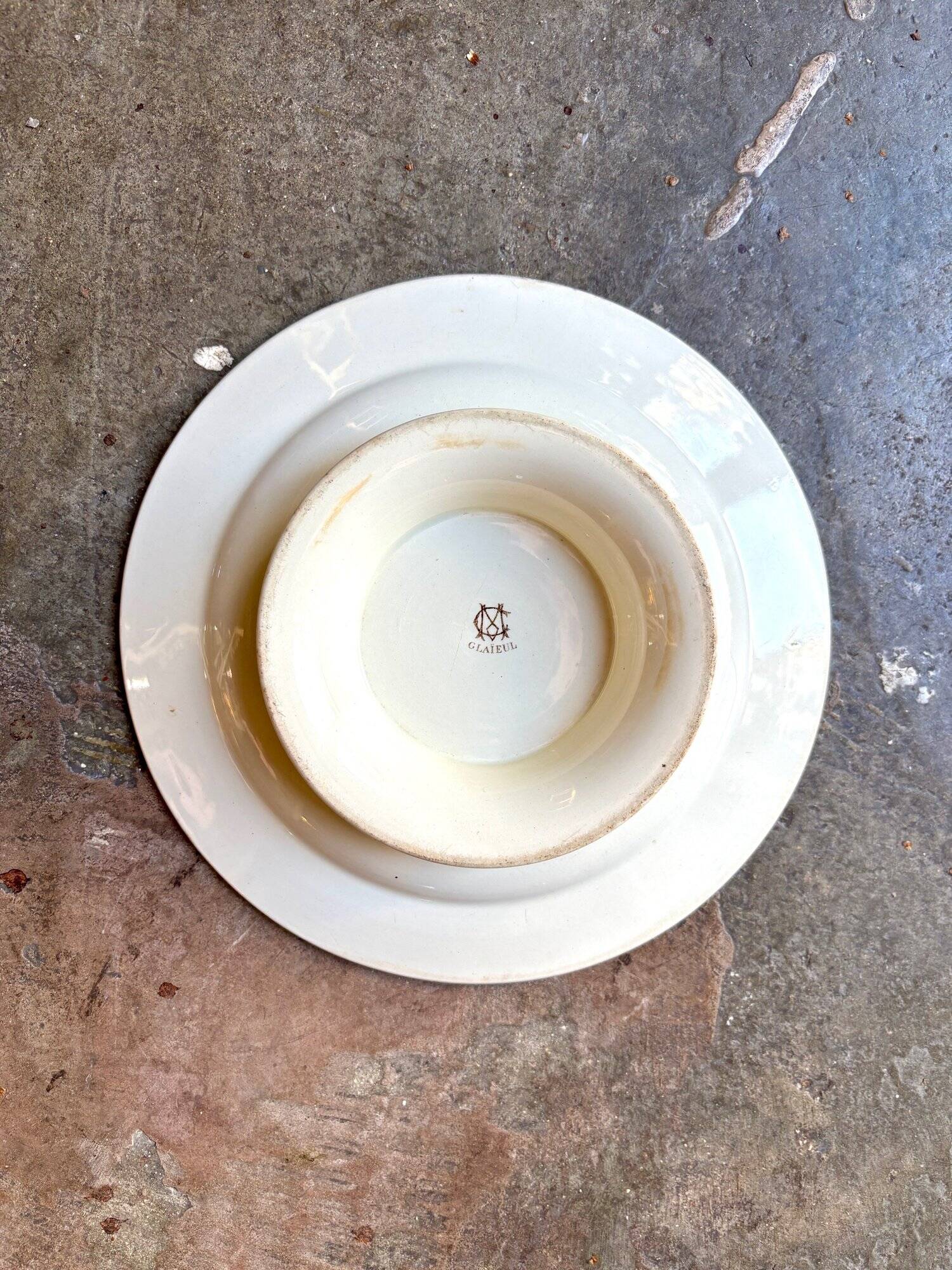 Ironware cake plate from Creil and Montereau, "Glaïeul" service