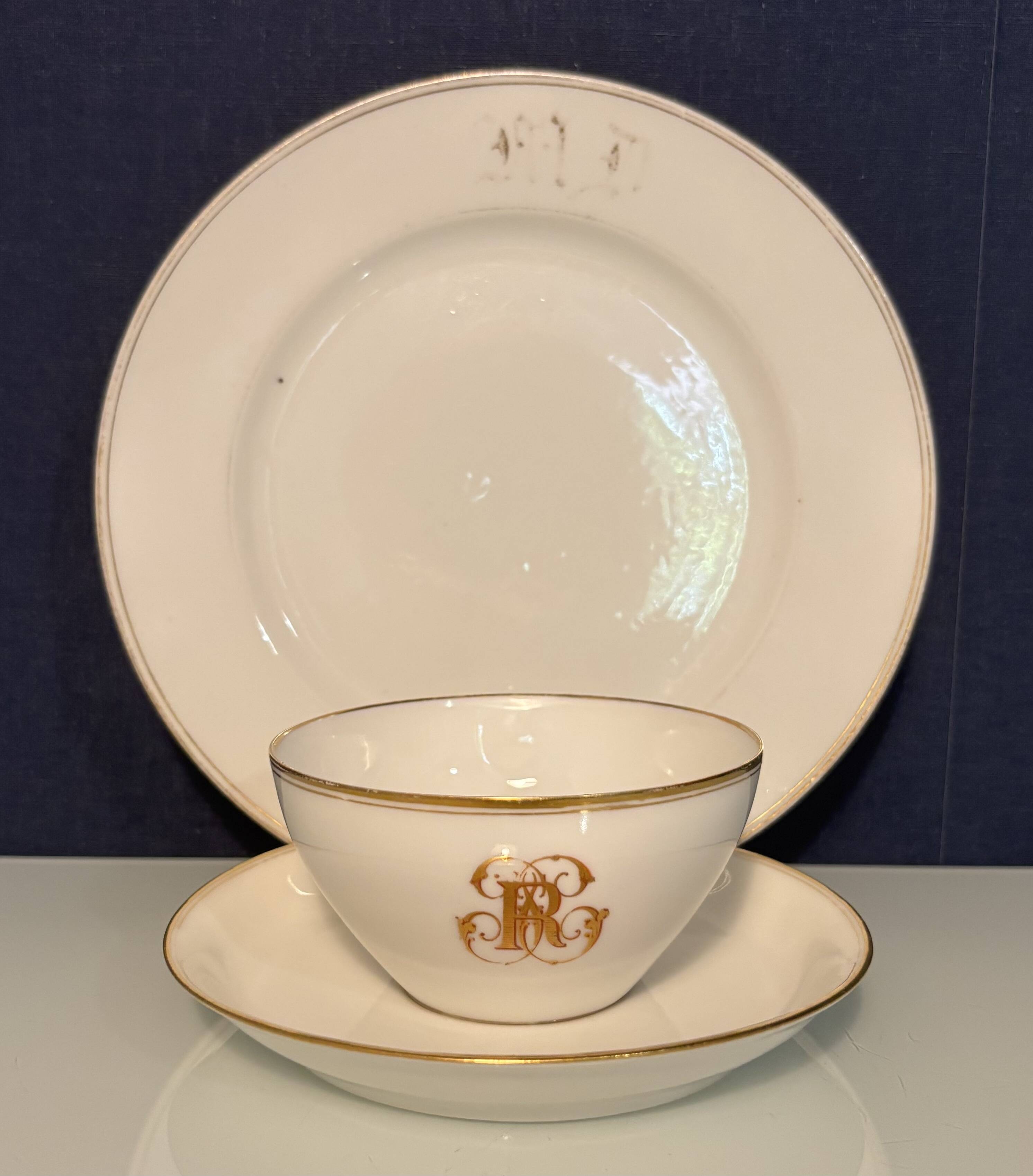 Service à thé en porcelaine (Limoges) 35 pieces monogrammè à liseré doré