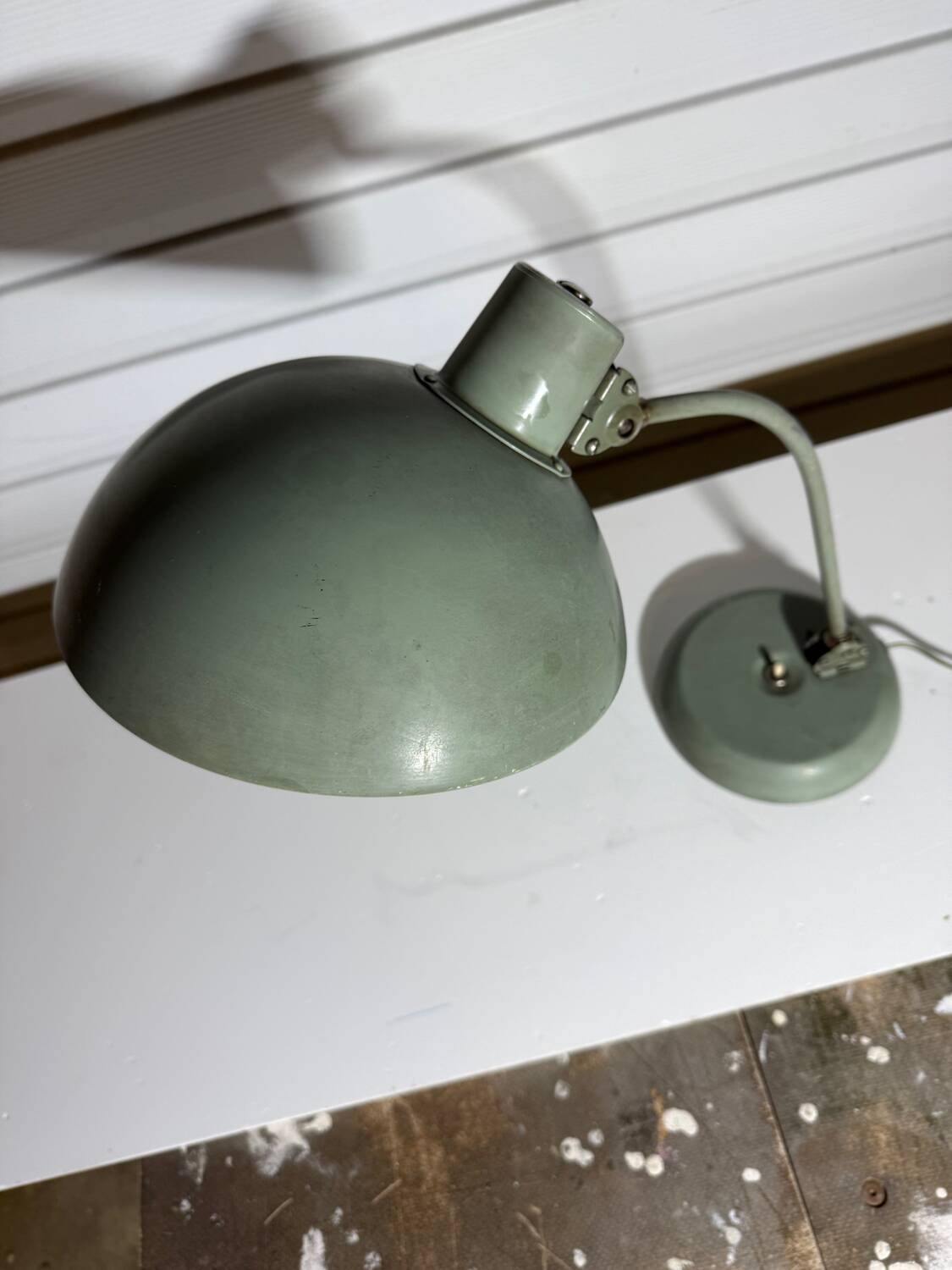 Articulated desk lamp