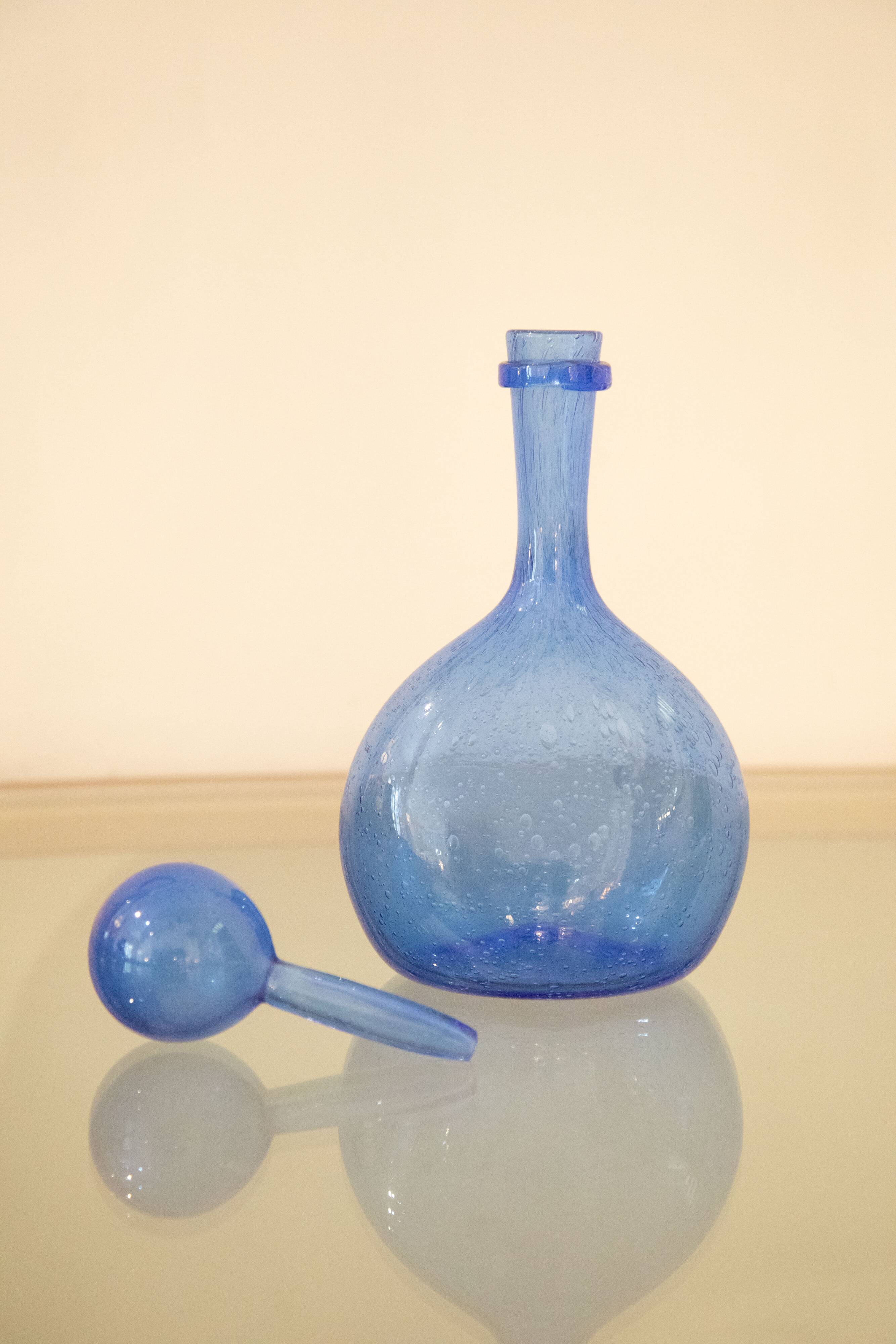 Carafe biot blown glass blue