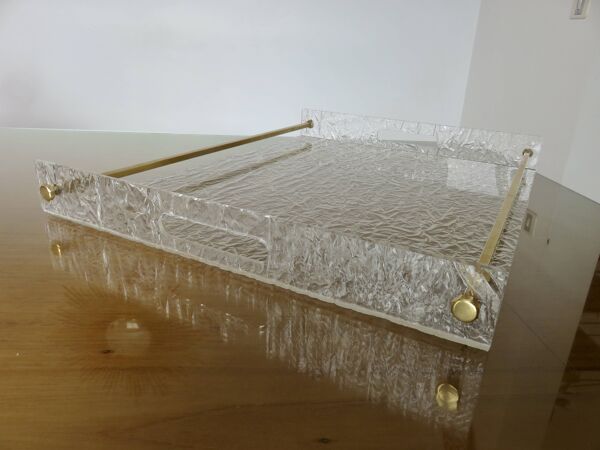 Très grand plateau ''Roche Bobois'' en plexiglas et laiton massif, années 70