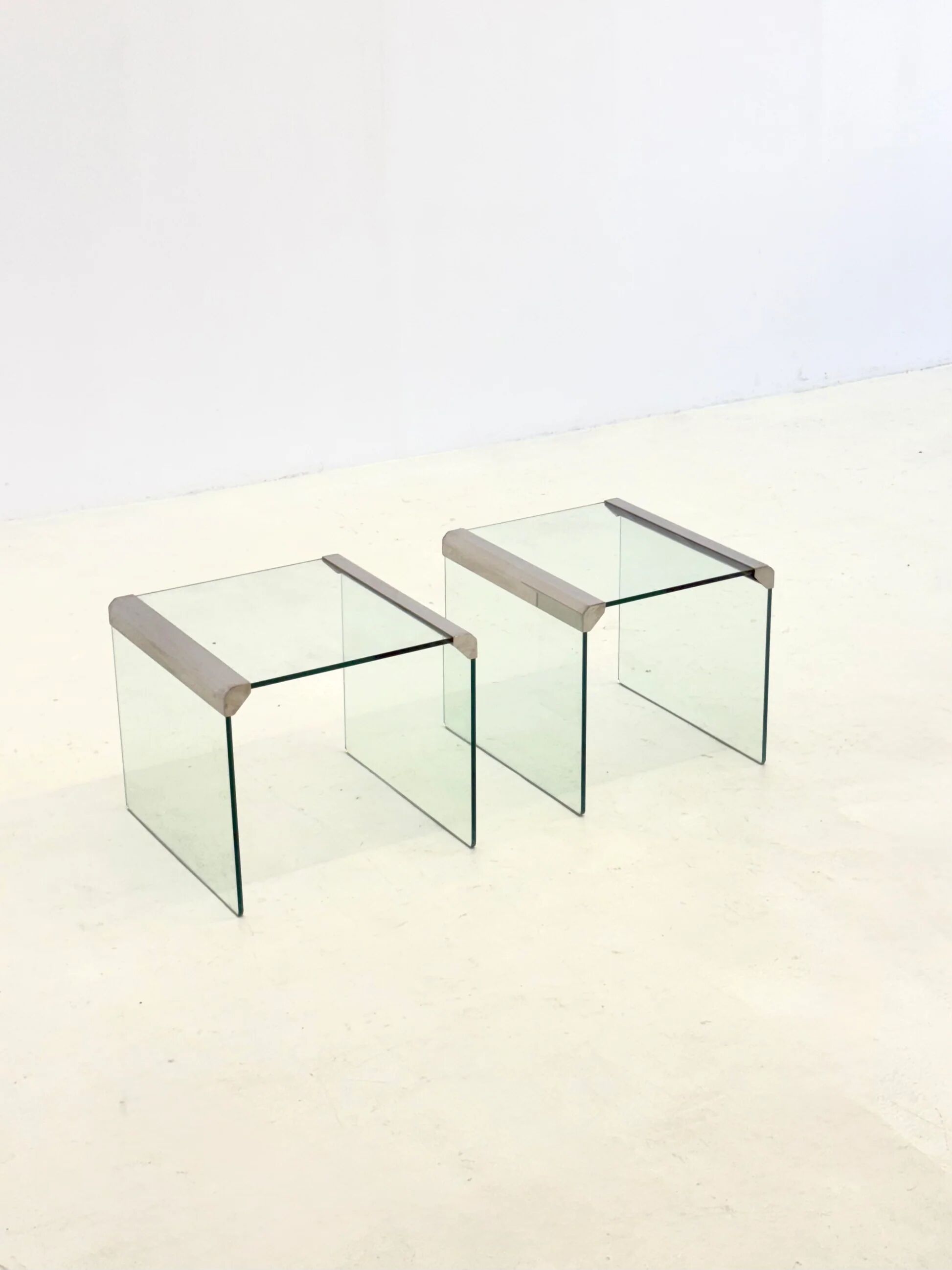Ensemble de deux tables d'appoint en verre transparent Gallotti & Radice