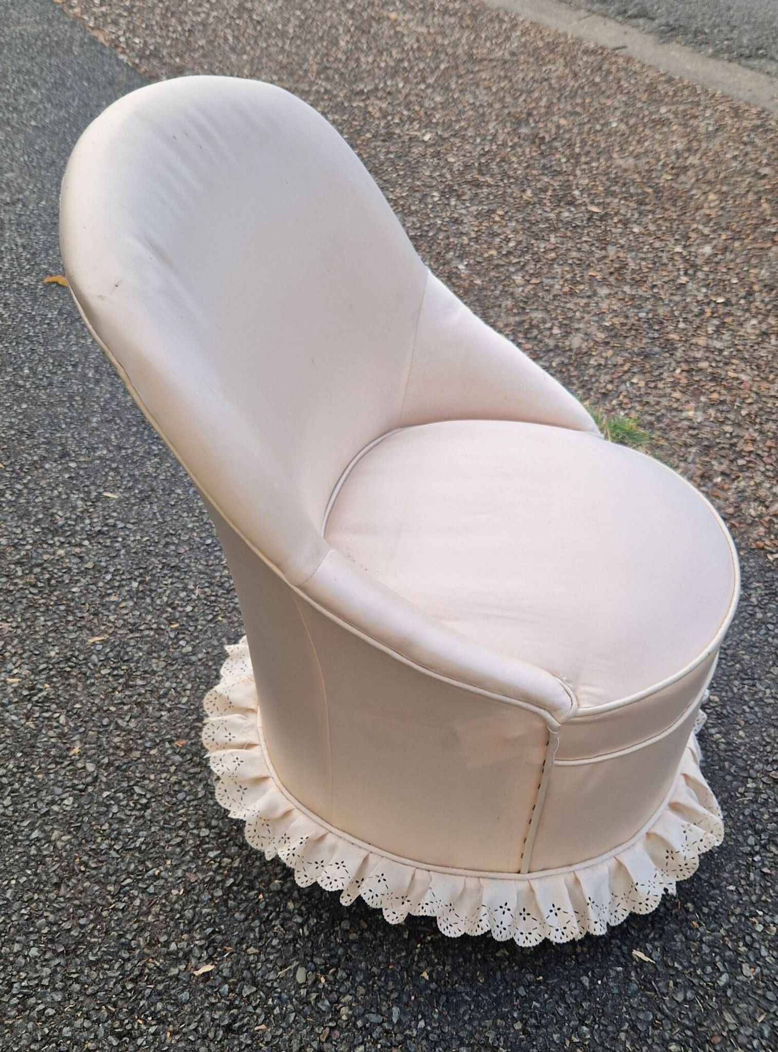 Vintage frog chair in white fabric