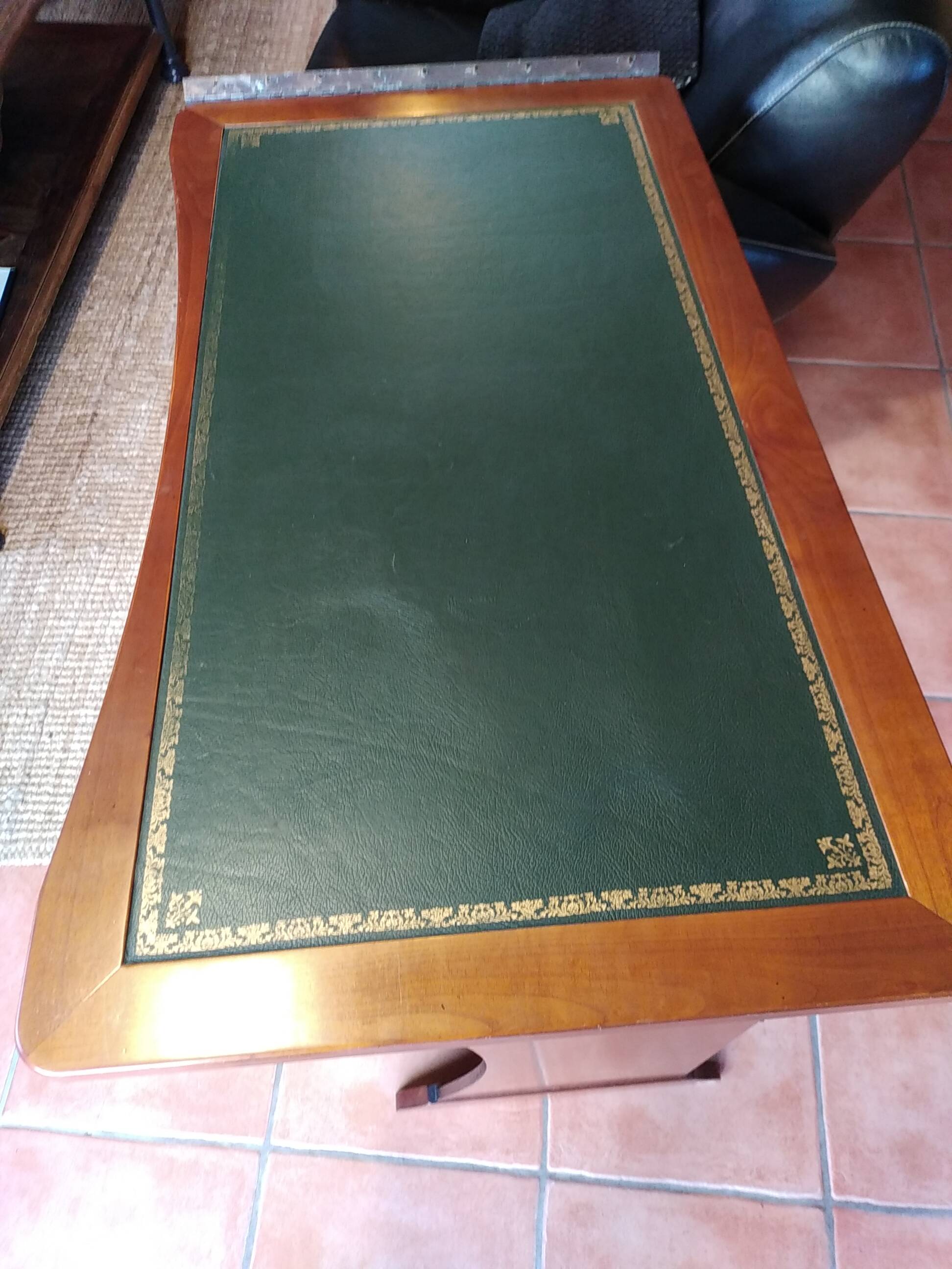 Wall-mounted writing table in cherry wood. retractable.
