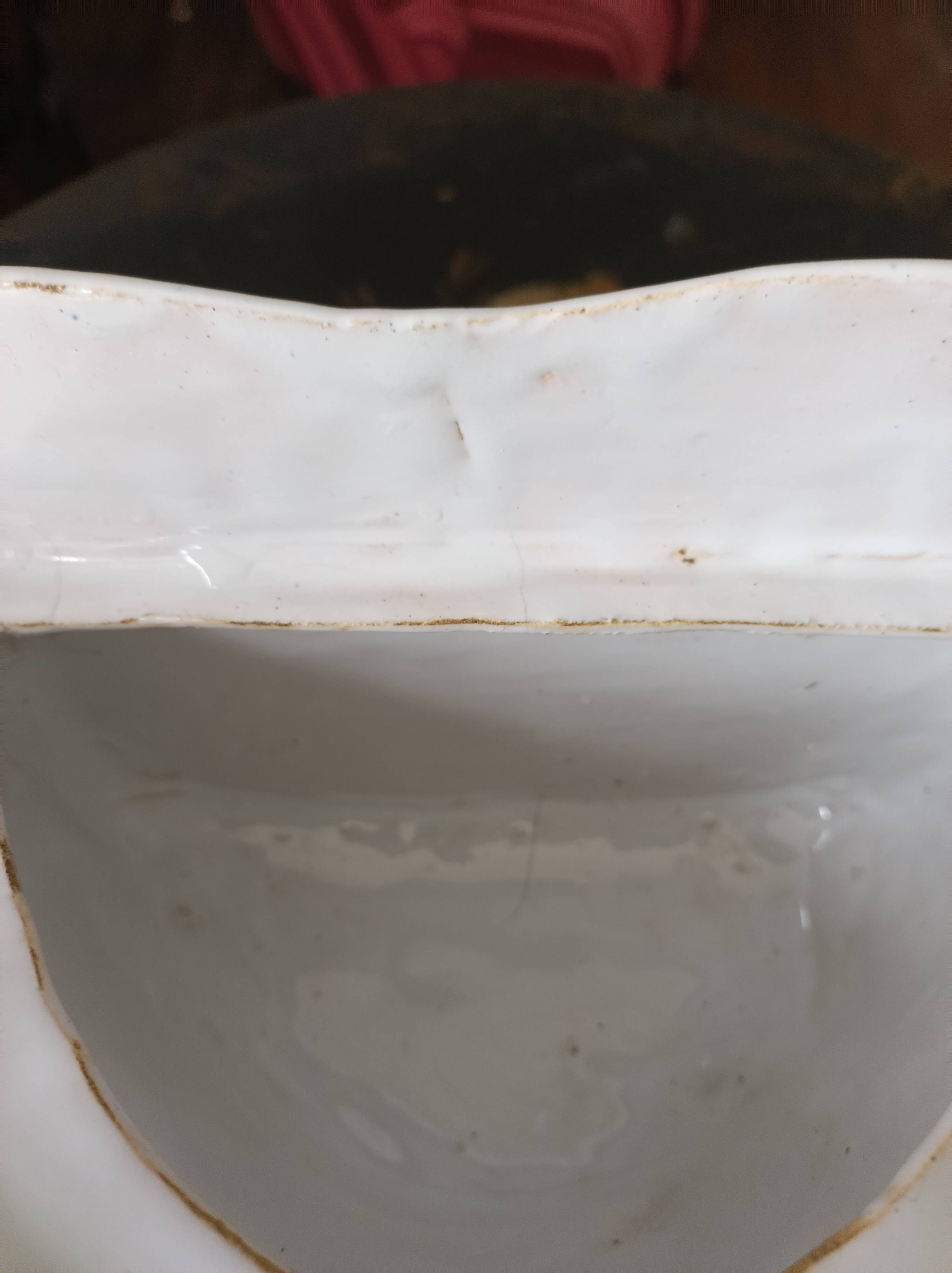 Small planter in Moustier/Rouen style from the 18th century.