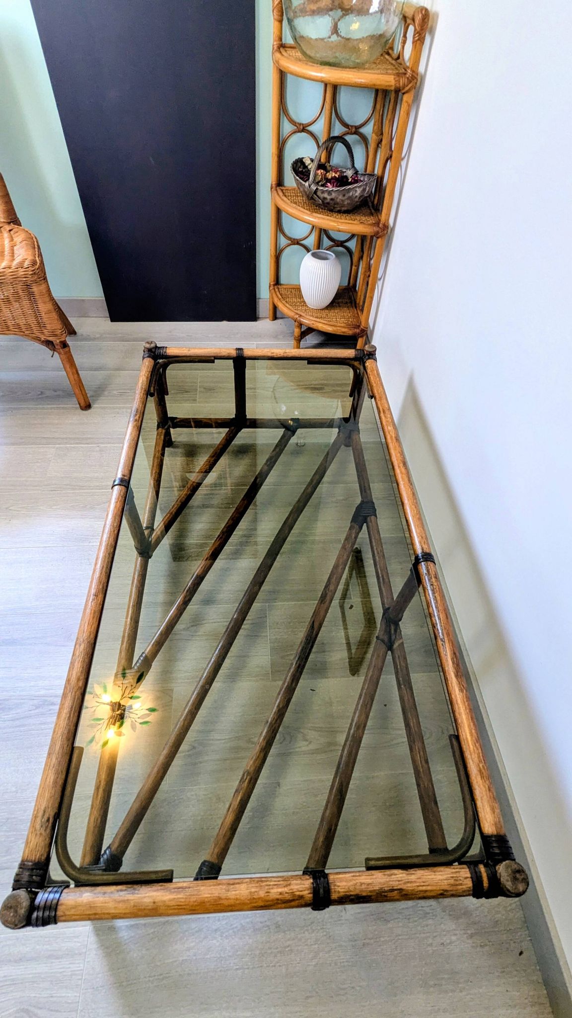 Vintage rattan corner shelf – Natural elegance and airy lines