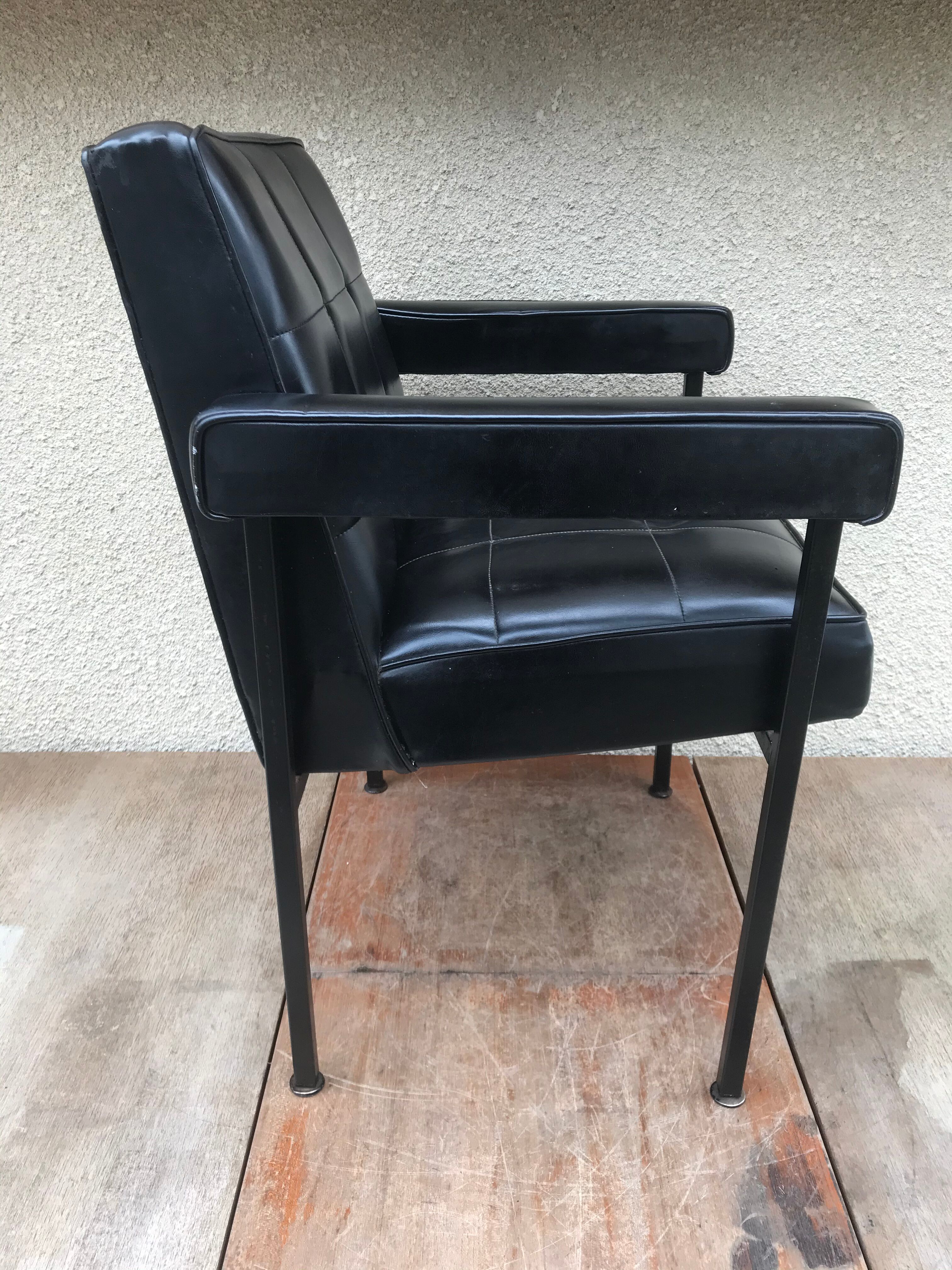 Ancien fauteuil structure métal noir et skaï noir