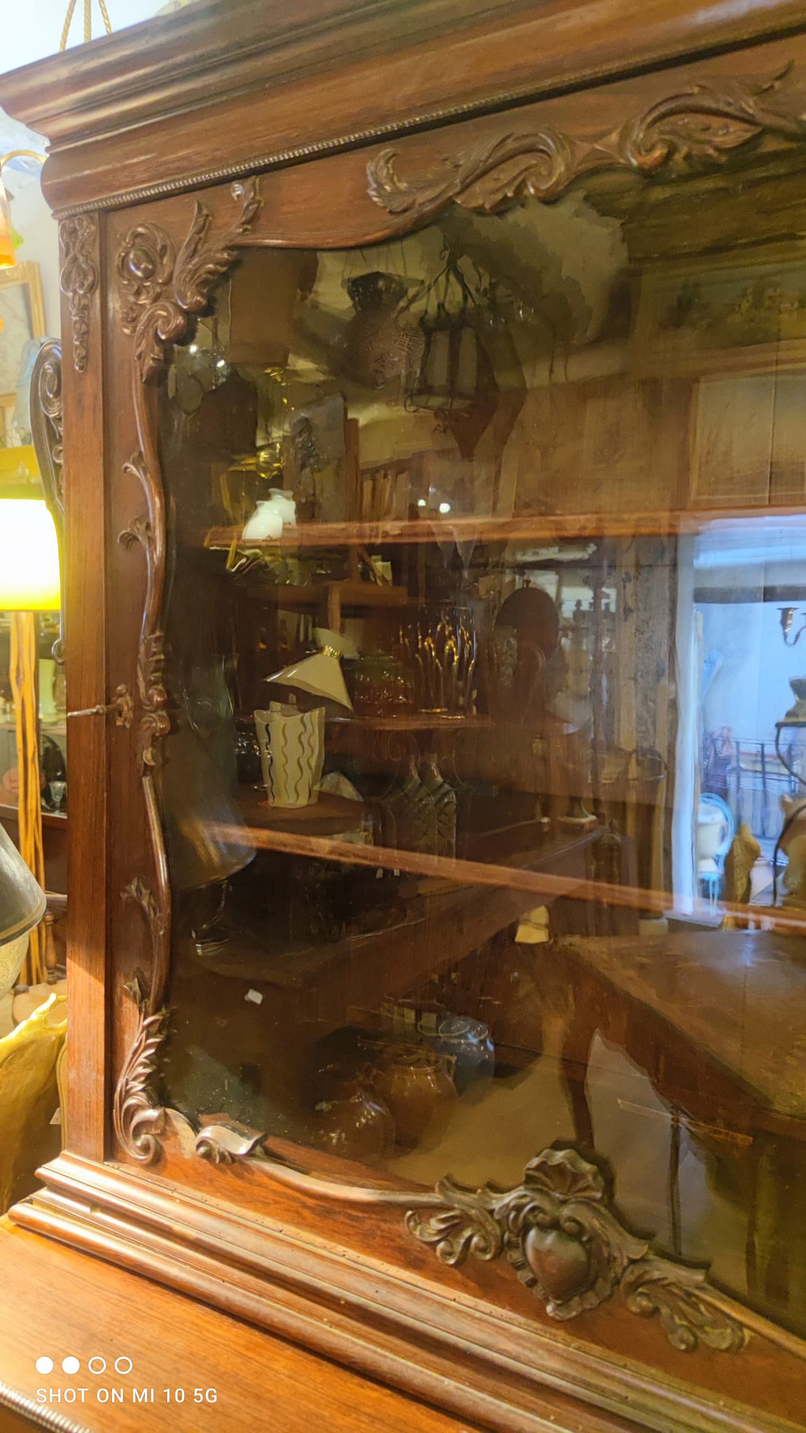 Two-part cabinet, recessed and with a glass-fronted display case, in Indian rosewood, circa 1850/60