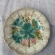 Assiette en barbotine motif feuille de vigne et raisins belle époque