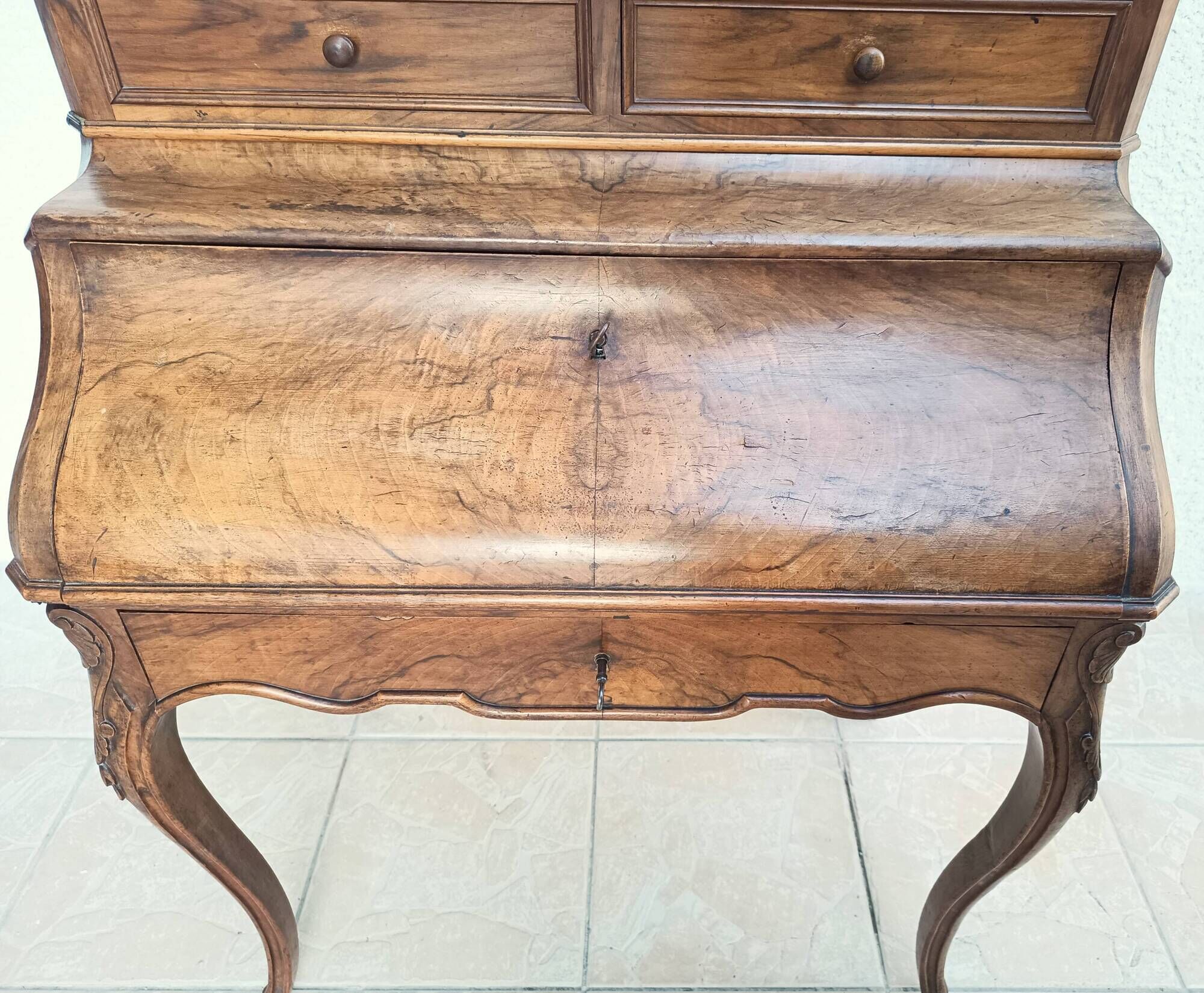 Louis XV slant-top desk in walnut, 19th century.