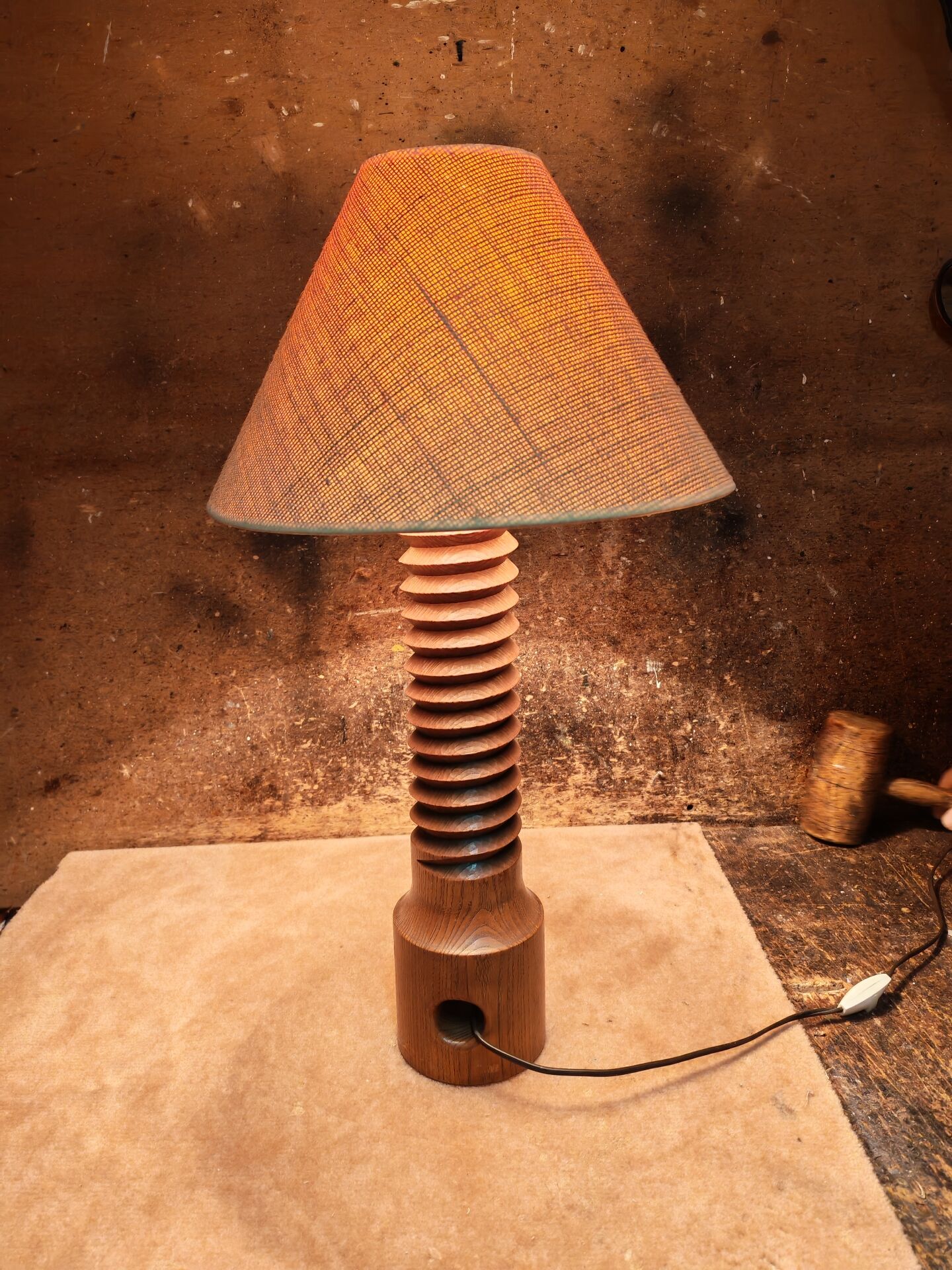 Lampe en bois tourné style Charles Dudoyut