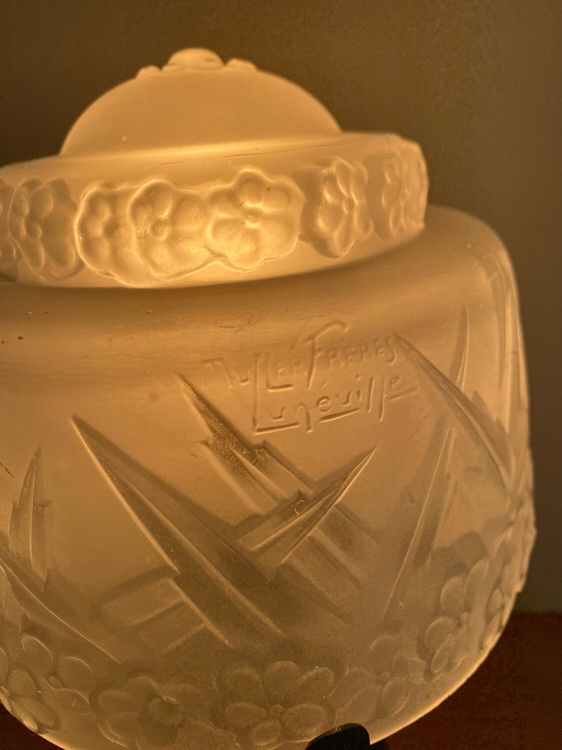 Art Deco lamp signed by Müller Frères in wrought iron and moulded glass.