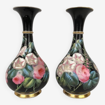 Paire de vases balustres en porcelaine à décor de fleurs sur fond noir, époque Napoléon III