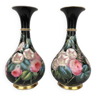 Paire de vases balustres en porcelaine à décor de fleurs sur fond noir, époque Napoléon III