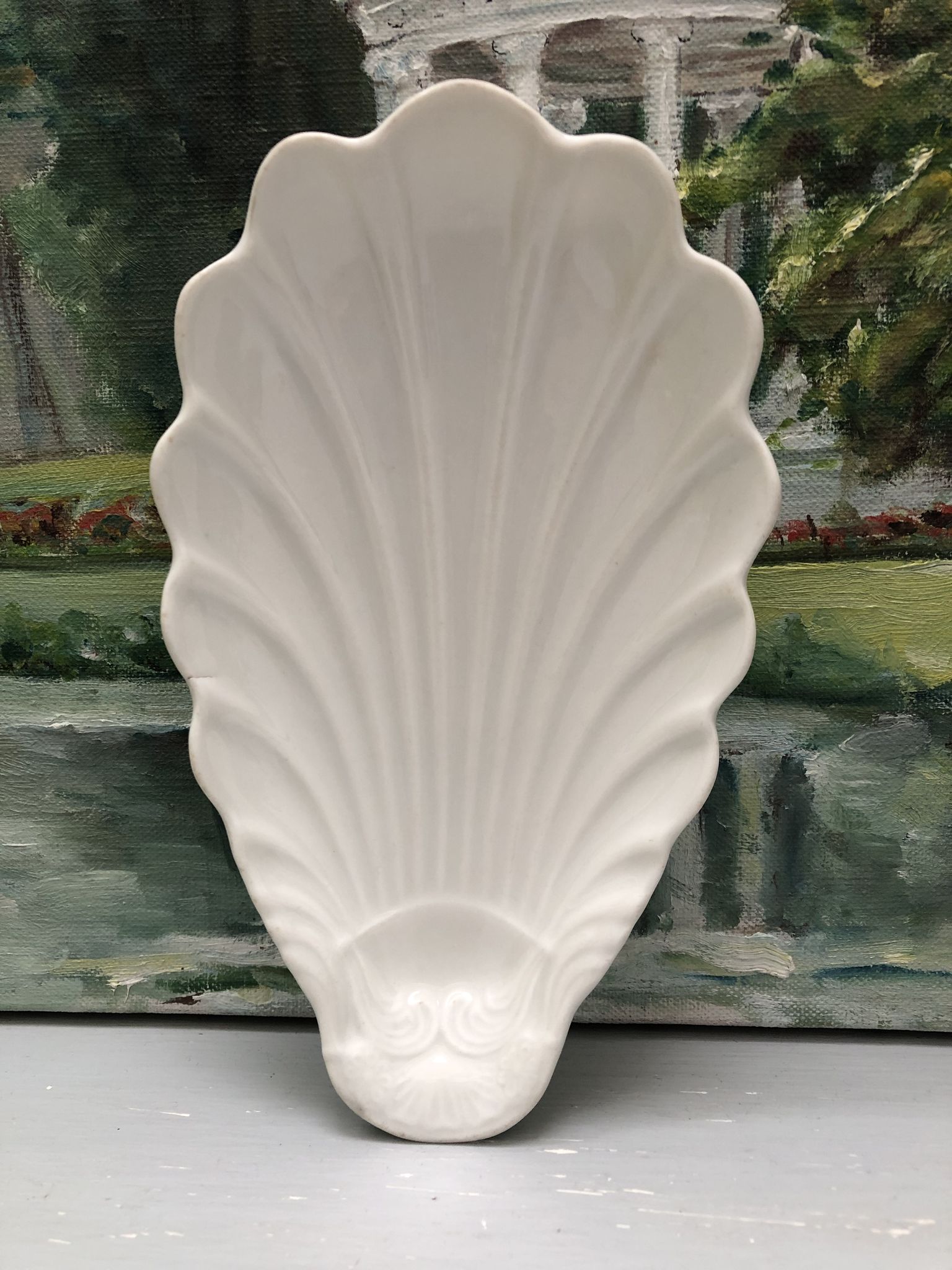 Trinket bowl in antique porcelain, shell-shaped