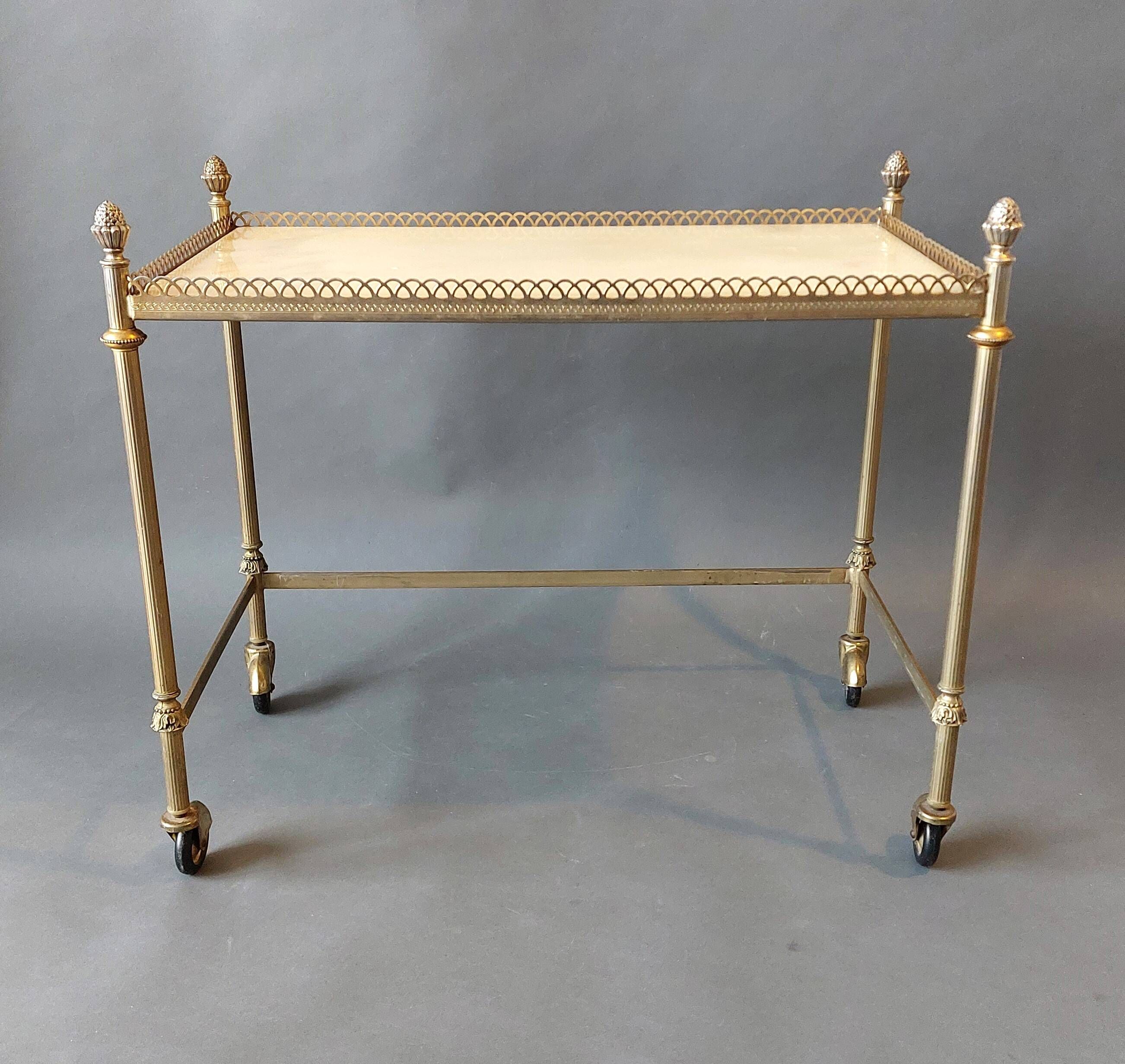 Neoclassical nesting trolleys in gilded brass and peach marble 1950/1960.