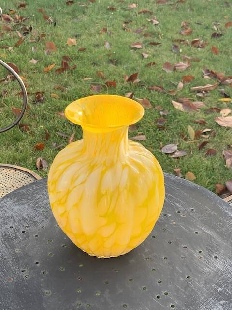 Vase en verre de clichy jaune et blanc, vintage