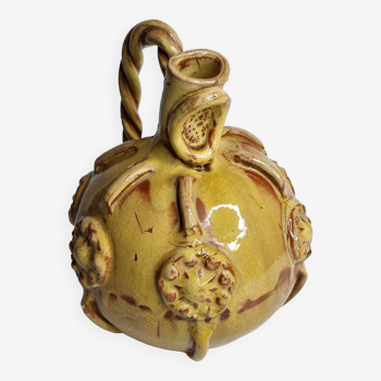 Ancienne cruche "arrosoir" en céramique émaillée ocre jaune, signée Meyssac Corrèze, 24 cm