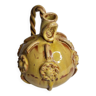 Ancienne cruche "arrosoir" en céramique émaillée ocre jaune, signée Meyssac Corrèze, 24 cm