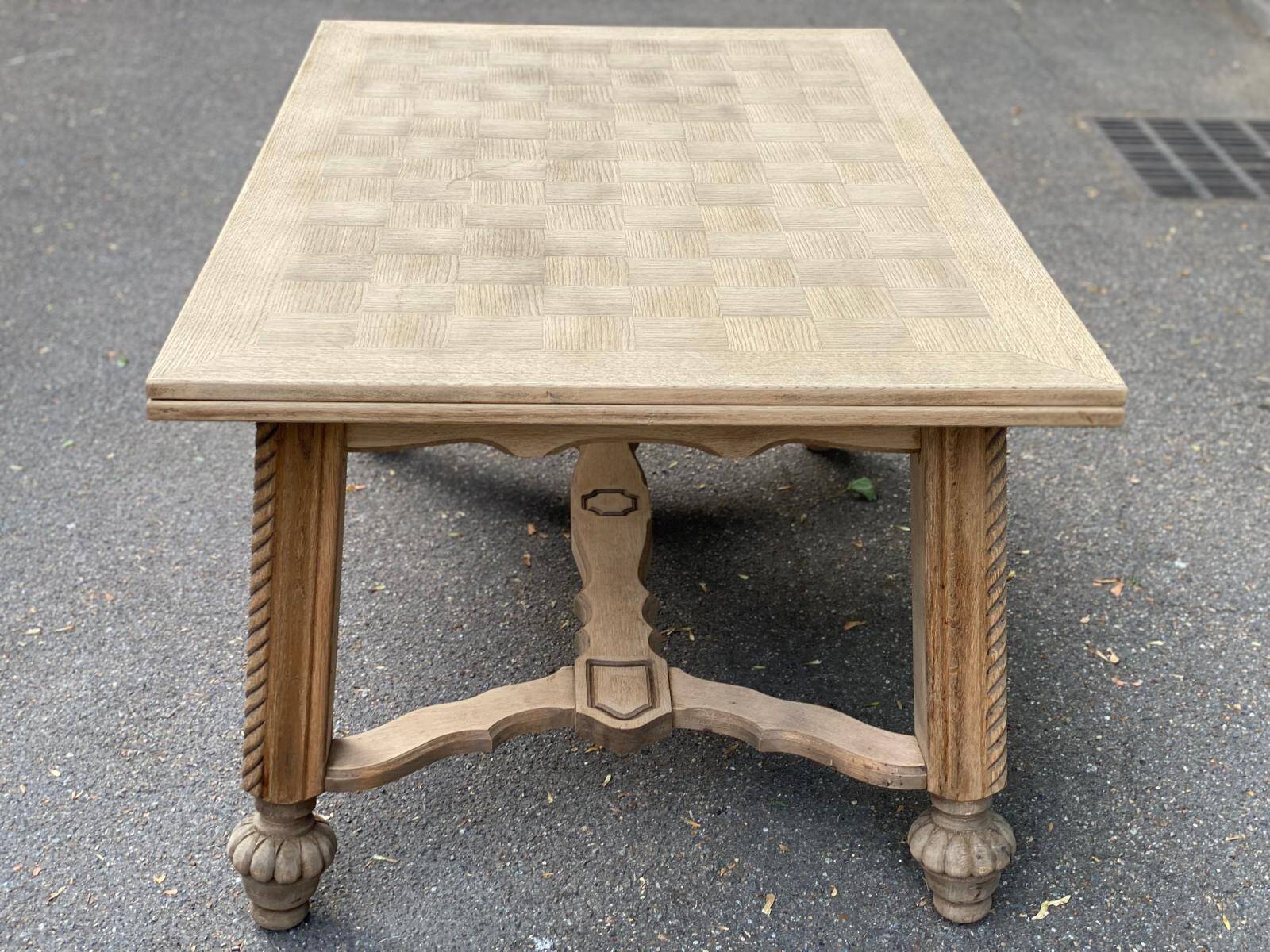 Table à manger extensible Louis XIII décapée en chêne années 50