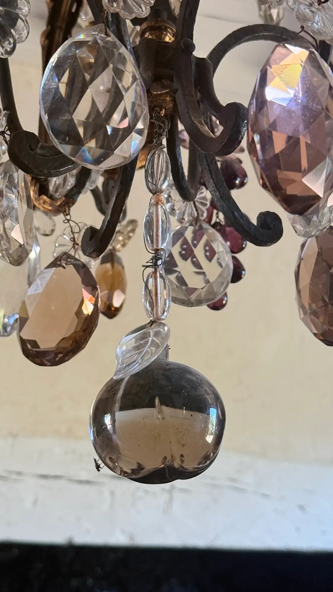 Lustrous chandelier with pendants and glass fruits, Maison Baguès, six lights.