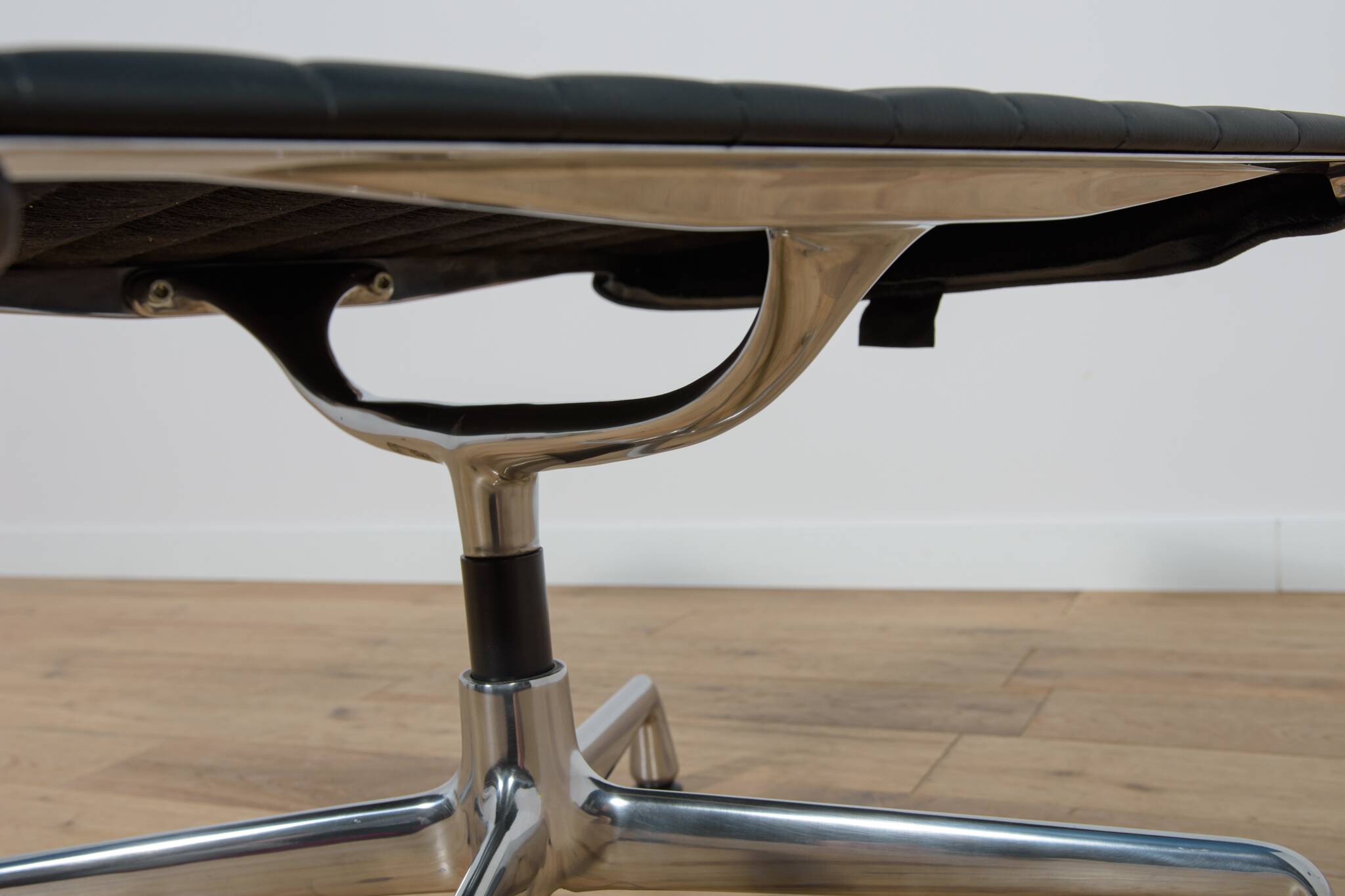 Eames Alu Group EA124 & EA125 Lounge Chair & Ottoman by Charles & Ray Eames for Vitra, 1980s.